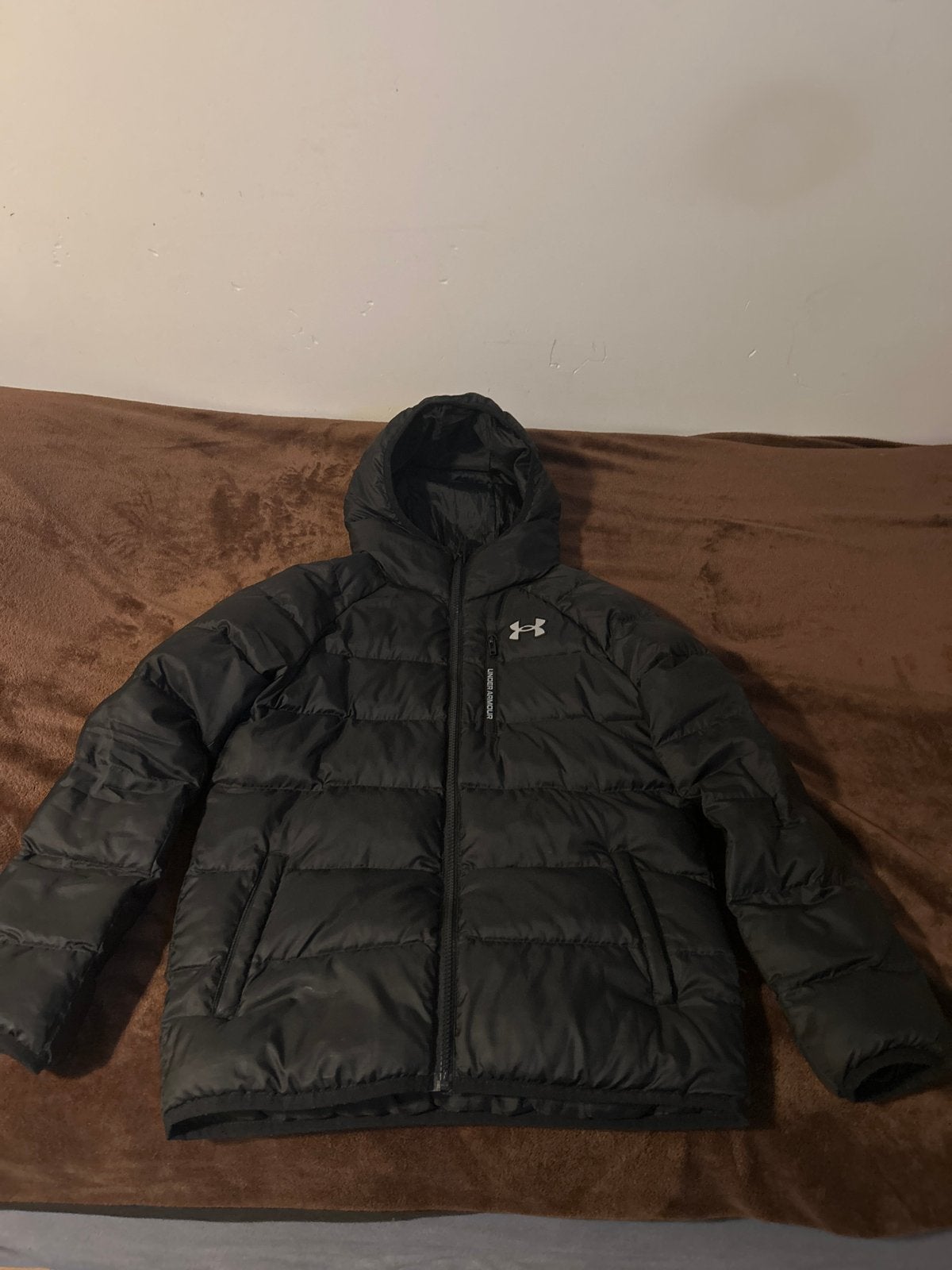 Under Armour winterjas - zwart - met klein scheurtje, Kinderen en Baby's, Kinderkleding | Maat 140, Ophalen, Zo goed als nieuw