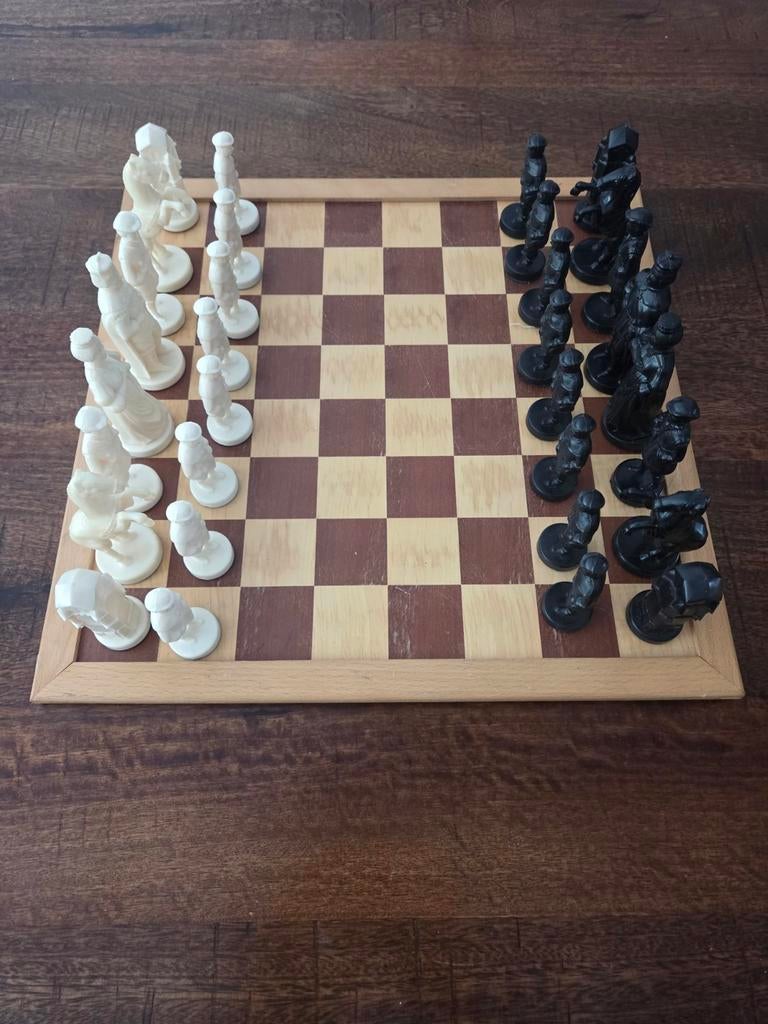Vintage decoratieve schaakstukken - in houten kist, Gebruikt, Een of twee spelers, Onbekend, Ophalen of Verzenden