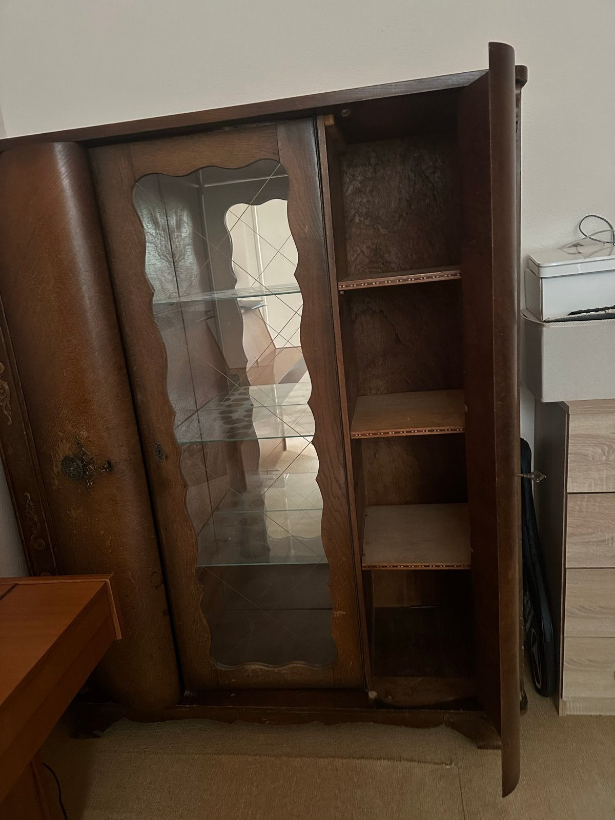 Antieke vitrinekast met glazen deuren, Ophalen