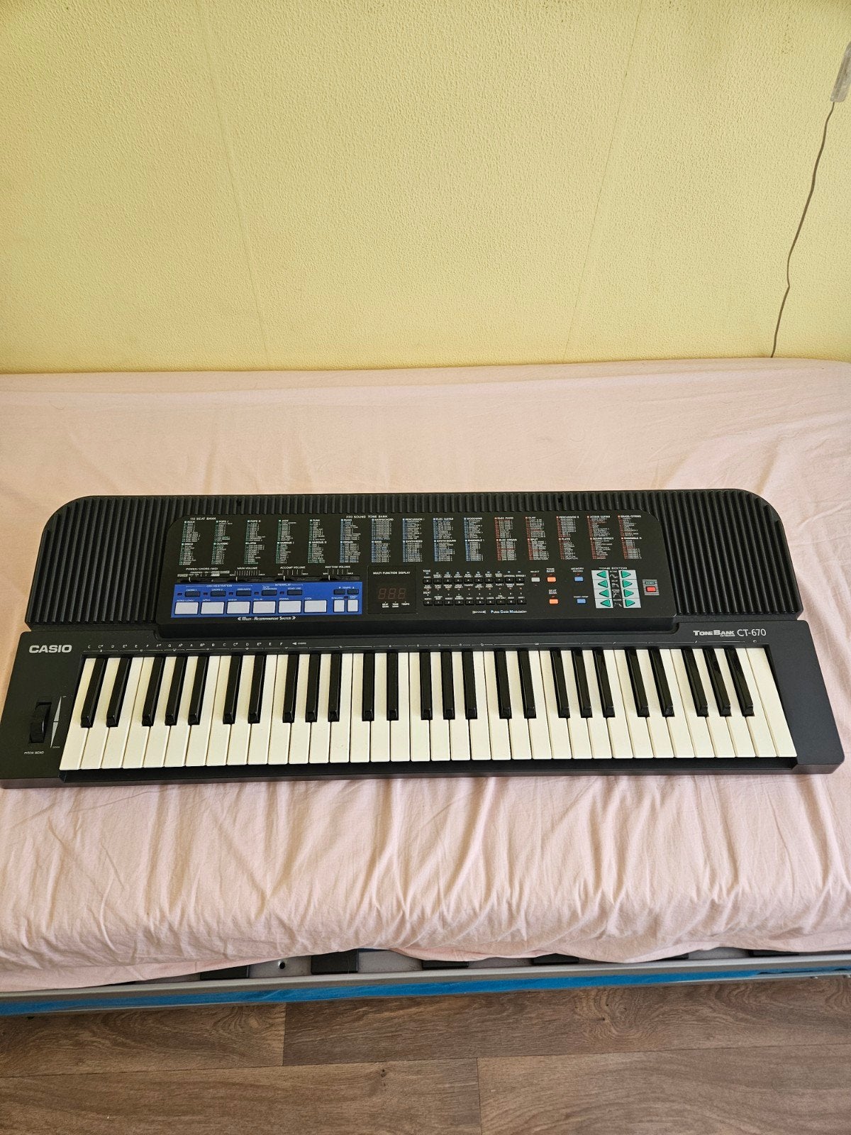 Casio CT-670 Tone Bank Keyboard - Synthesizer, Muziek en Instrumenten, Ophalen, Casio, Met standaard, 61 toetsen
