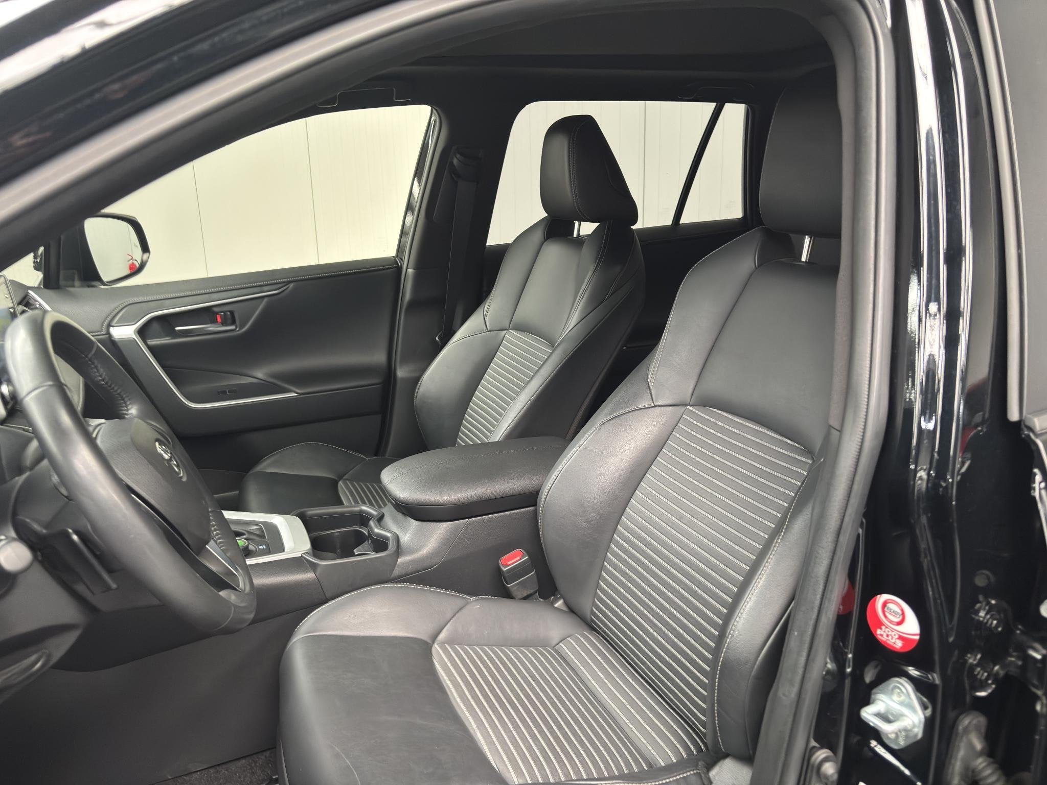 Toyota RAV4 2.5 Hybrid AWD Black Edition, Auto's, Automaat, Gebruikt, Euro 6, 4 cilinders