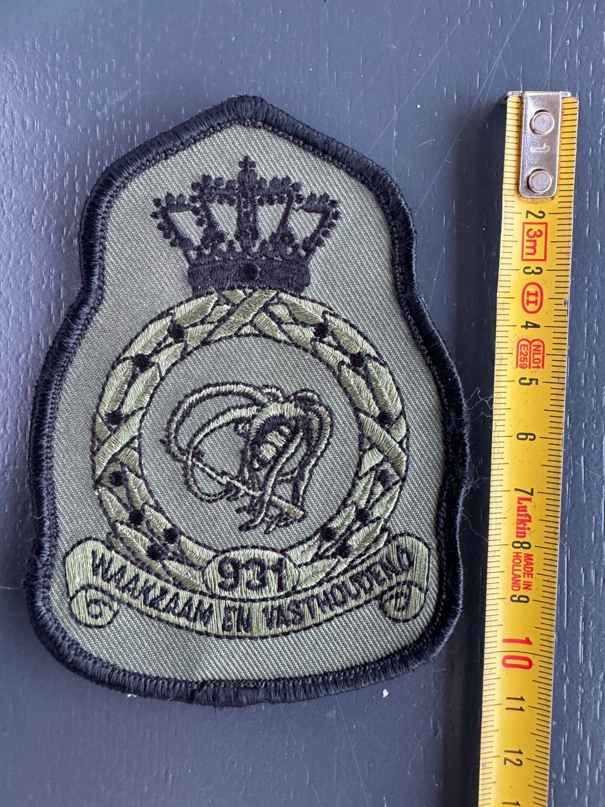 KLu RNLAF kroonembleem gvt 931, Verzamelen, Militaria | Algemeen, Ophalen of Verzenden, Luchtmacht, Nederland, Embleem of Badge