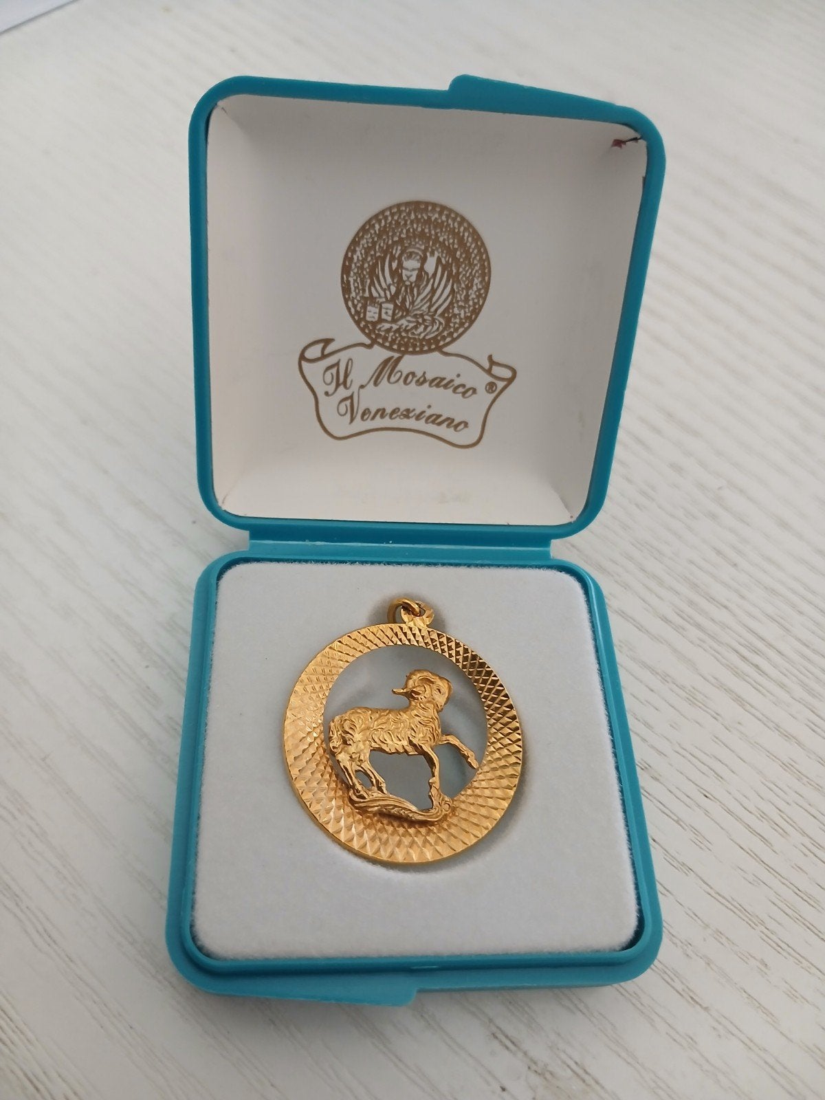 Gouden hanger met Ram sterrenbeeld in originele doos, Ophalen of Verzenden, Zo goed als nieuw, Goud, Goud