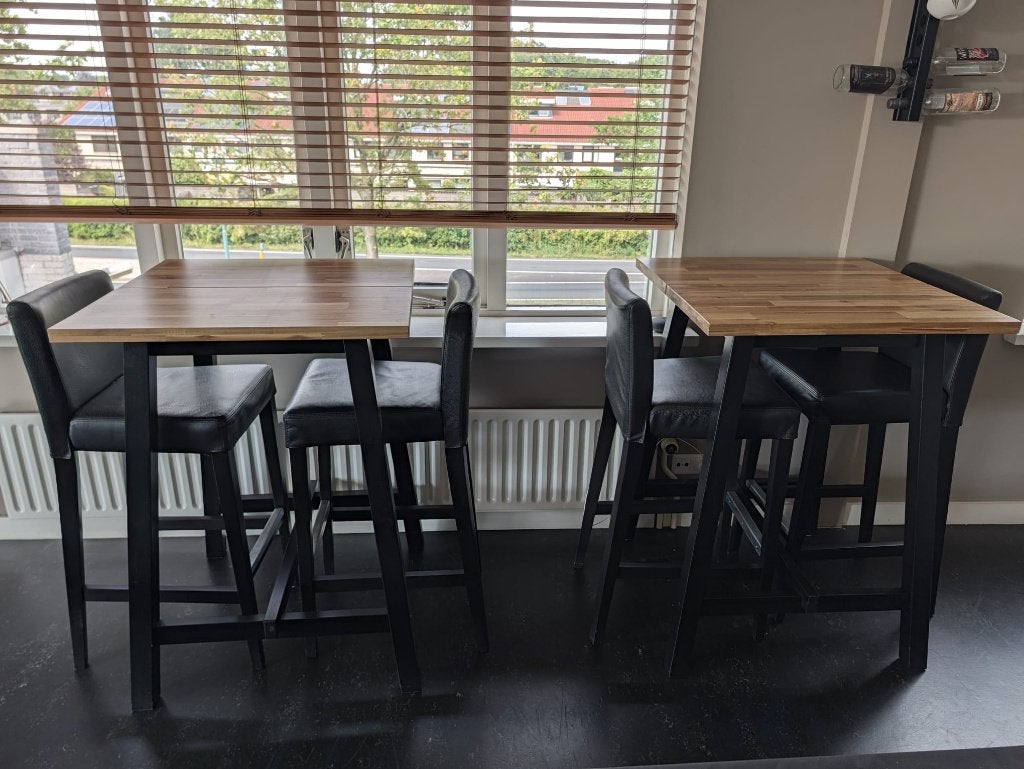 2 tafels en 4 barkrukken van Ikea, Ophalen, 50 tot 100 cm, Vierkant, Tot twee personen