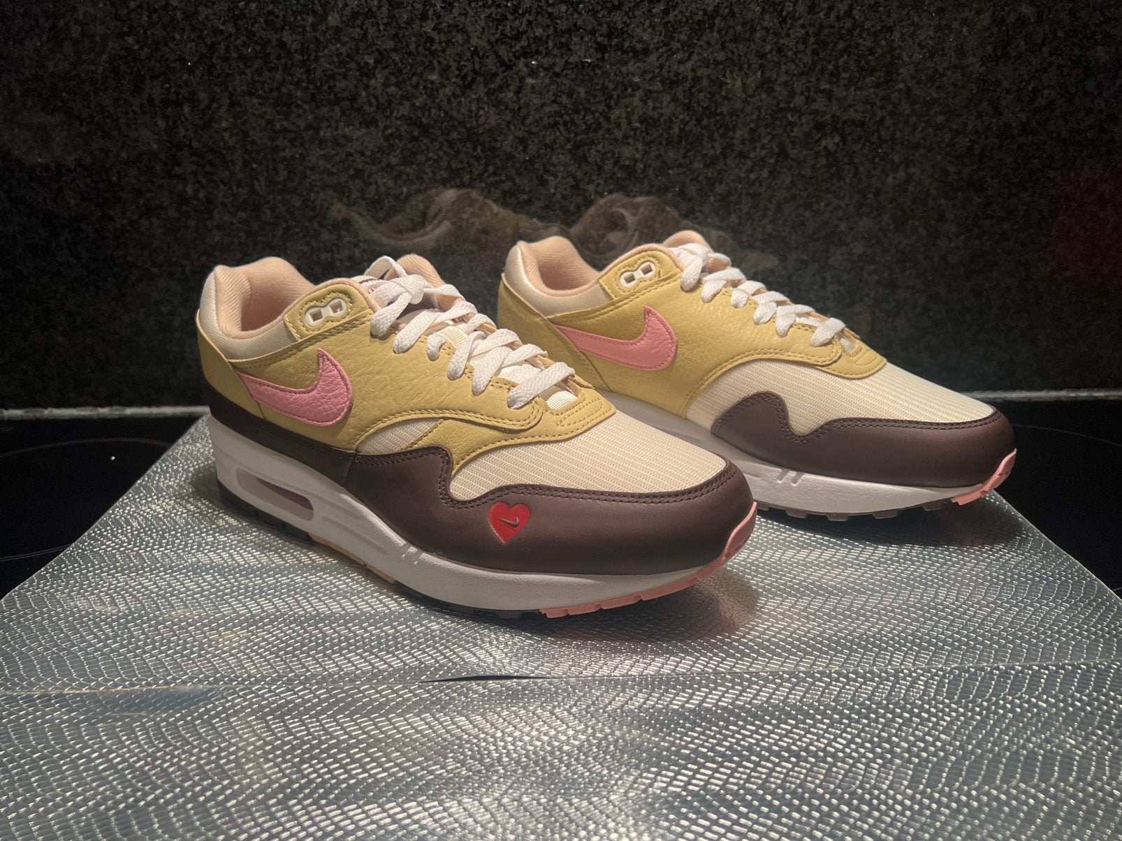 Nike Air Max 1 '87 Wmns "Valentine’s Day" EU44, Overige kleuren, Nieuw, Ophalen of Verzenden, Sneakers of Gympen