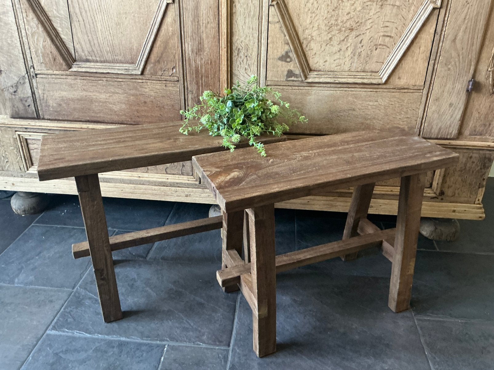 NIEUW set van 2 teak houten tafeltjes bankjes krukjes, Huis en Inrichting, Krukjes, Ophalen, Nieuw, Hout