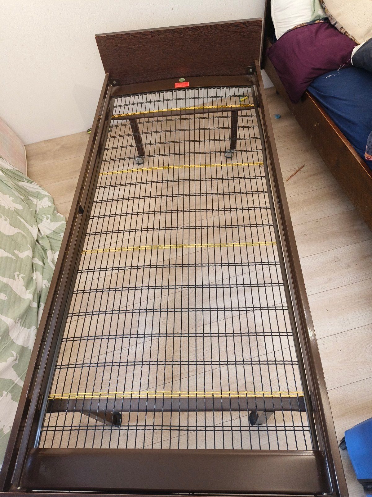Eenpersoonsbed met lattenbodem - Bruin met matras, Huis en Inrichting, Slaapkamer | Bedden, Ophalen, Gebruikt, 90 cm, Eenpersoons