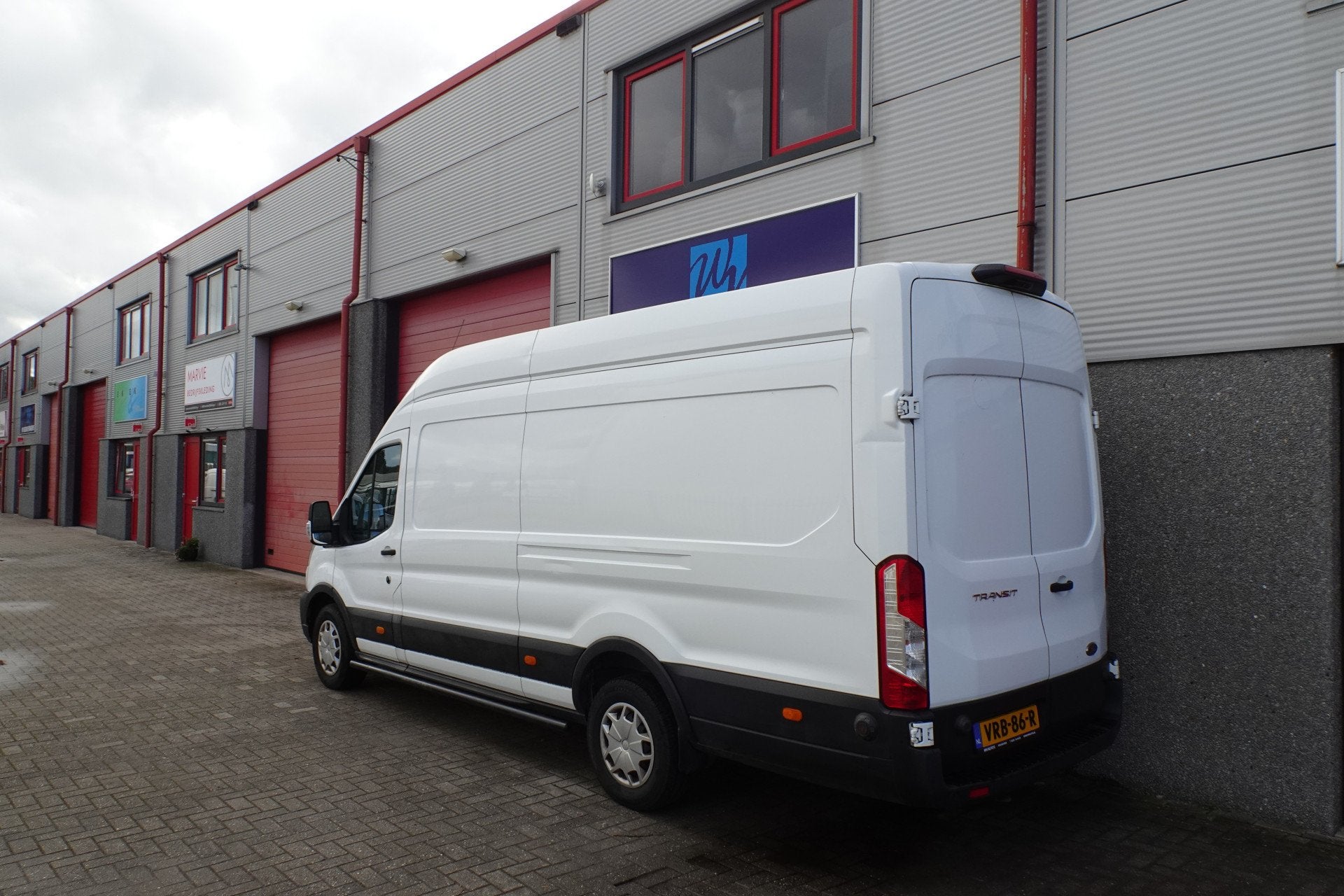 Ford Transit 350 2.0 TDCI L4H3 Trend RWD 3 zits camera navi, Auto's, 4 cilinders, Bluetooth, Wit, Bedrijf