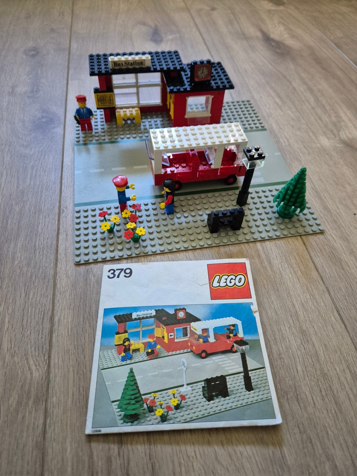 Lego 379 bus station busstation 1979, Lego, Ophalen of Verzenden, Inclusief minifiguren, Grondplaat