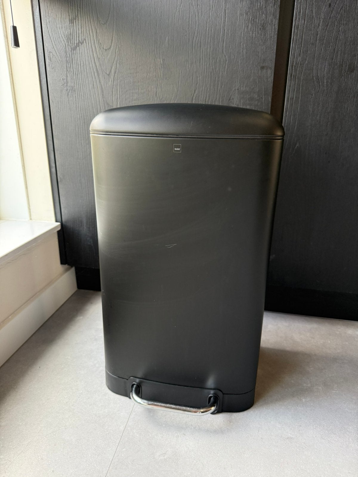 kela davino prullenbak - 30 liter zwart, Huis en Inrichting, 50 – 75, Met pedaal, Ophalen of Verzenden, Zo goed als nieuw