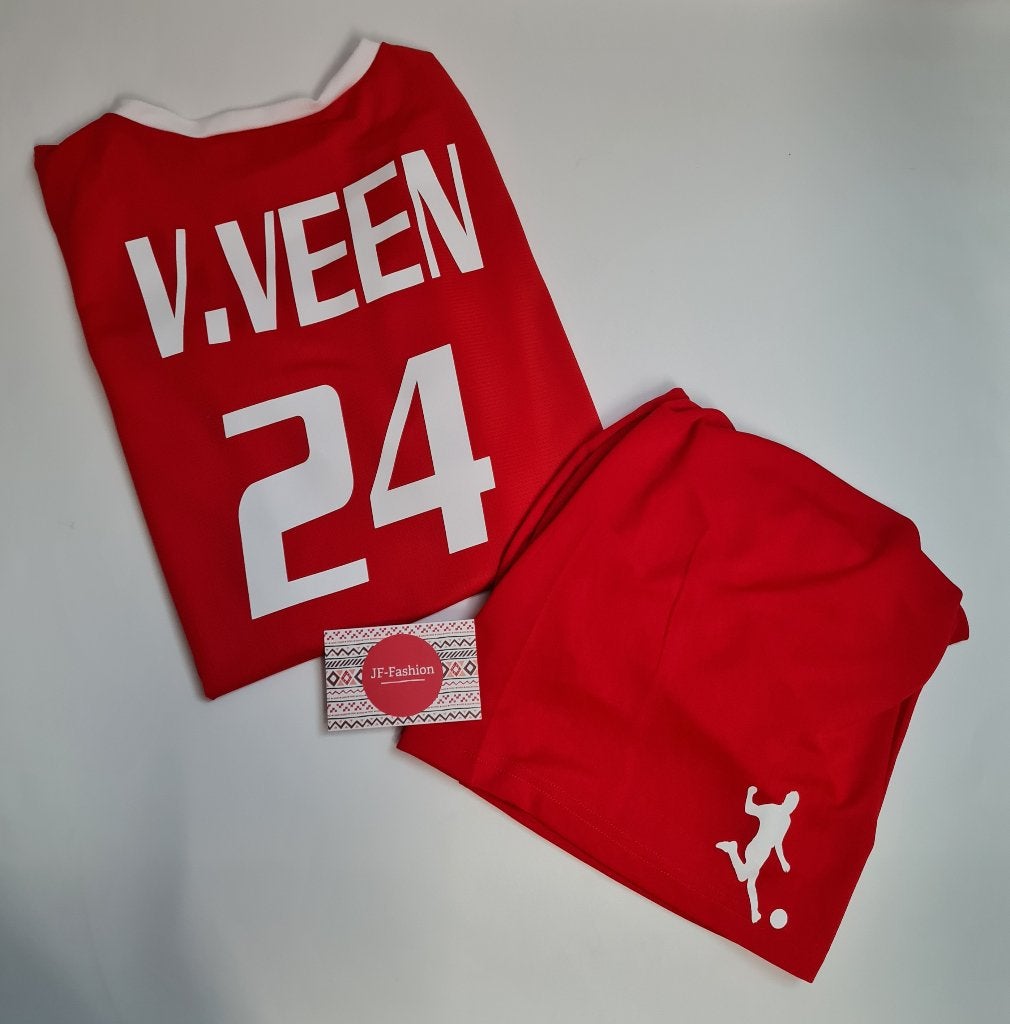 Voetbaltenue met je eigen naam in maat 134, Kinderen en Baby's, Kinderkleding | Maat 134, Ophalen of Verzenden, Nieuw, Jongen of Meisje
