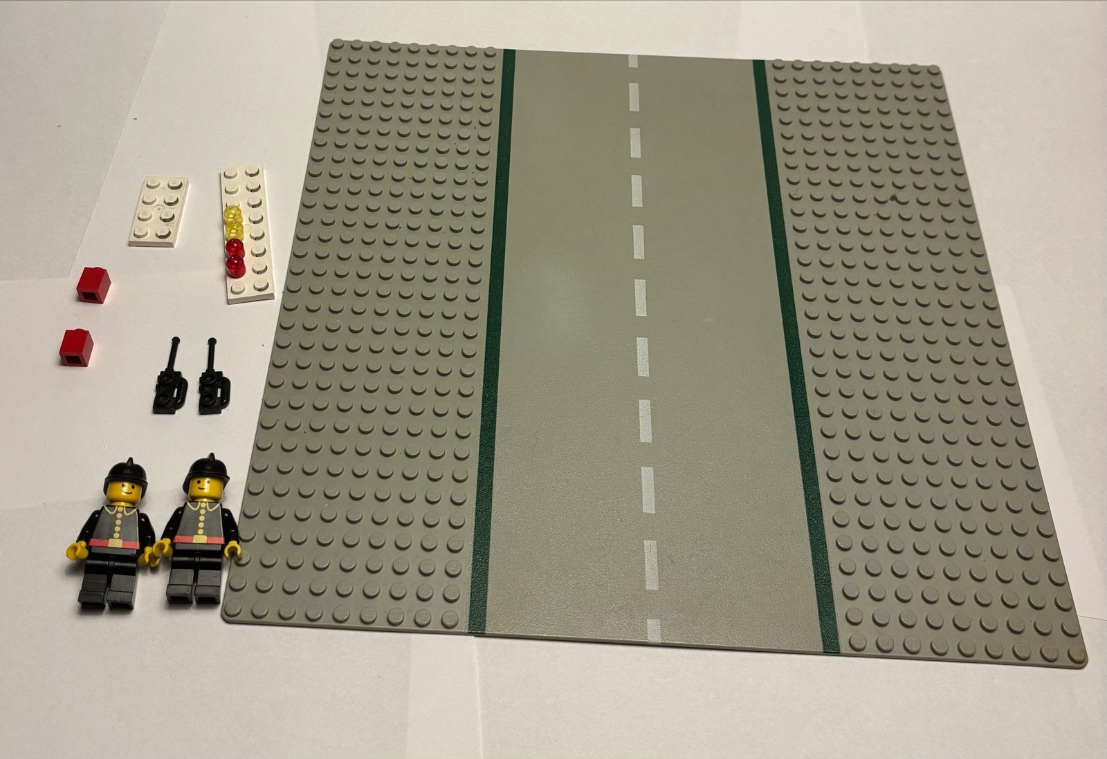 Lego Grondplaat met minifiguren en accessoires, Lego, Ophalen of Verzenden, Inclusief accessoires, Grondplaat