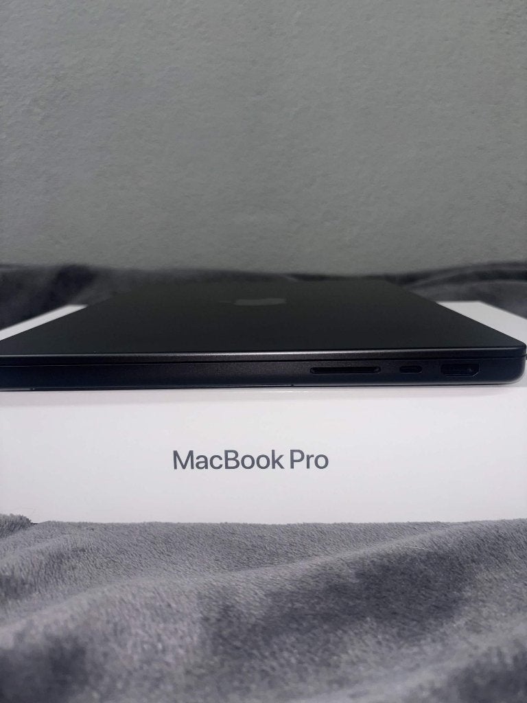 Foto 9 van MacBook Pro 2026 M5 14" Nano 24GB/1TB Spacezwart Ongebruikt