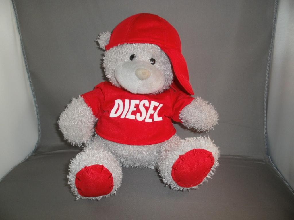 fun 4 all beer met rode pet en diesel op T-shirt grijze beer, Kinderen en Baby's, Speelgoed | Knuffels en Pluche, Overige merken