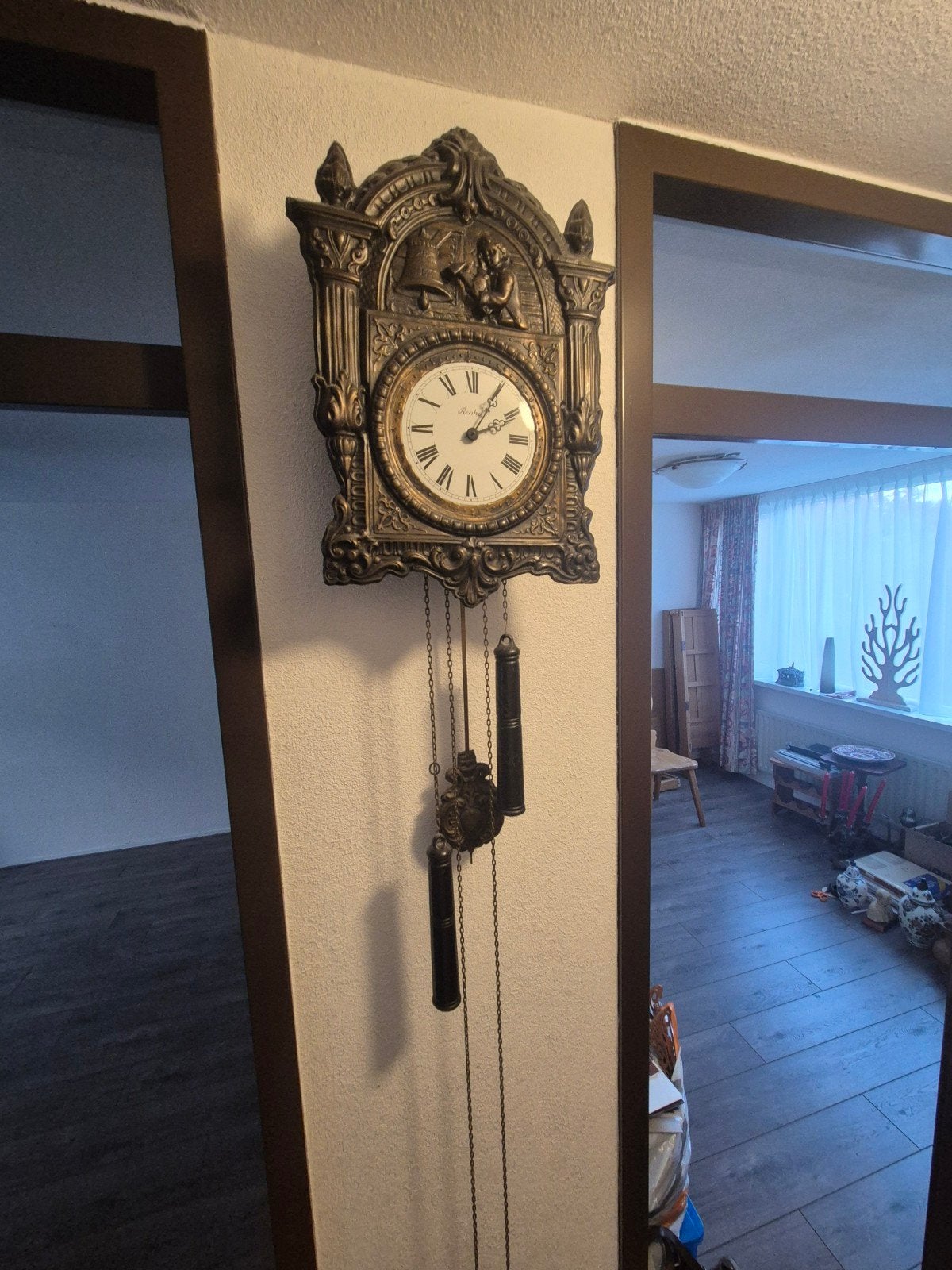 Antieke wandklok met slinger en gewichten, Ophalen