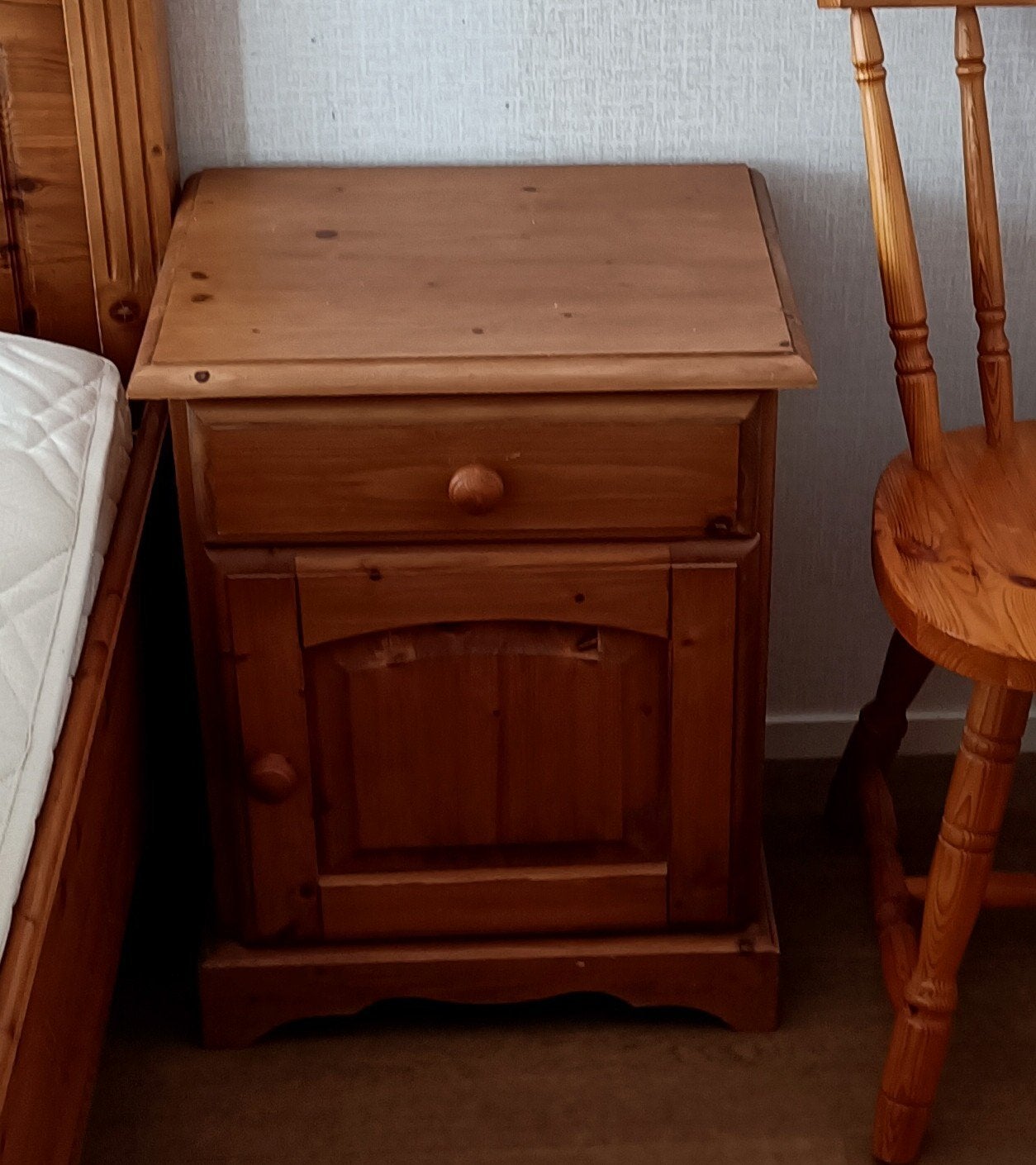 Twee houten nachtkastjes met ronde knop, Ophalen, Minder dan 45 cm