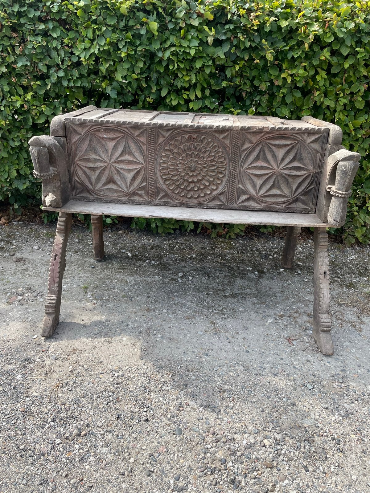 Antieke Indiase bruidskist / dekenkist met houtsnijwerk, Antiek en Kunst, Antiek | Woonaccessoires, Ophalen