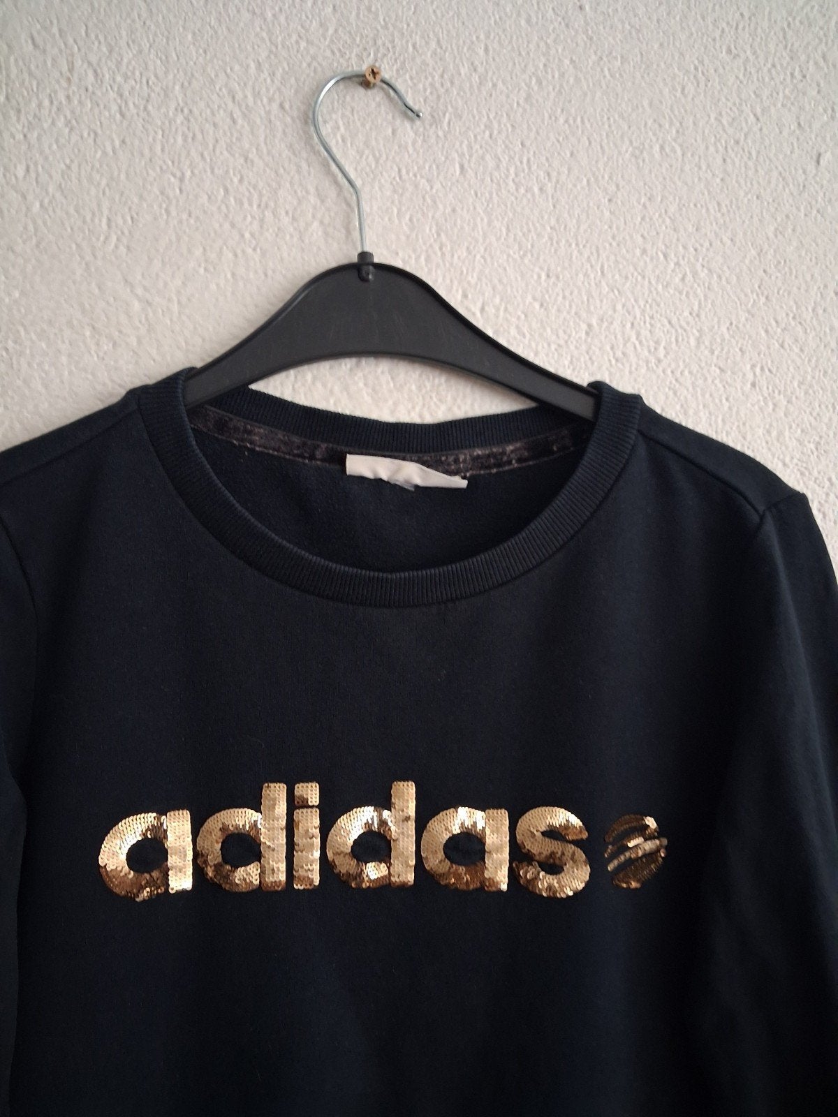 Adidas sweater met gouden pailletten logo Maat M, Maat 38/40 (M), Adidas, Zwart, Ophalen of Verzenden