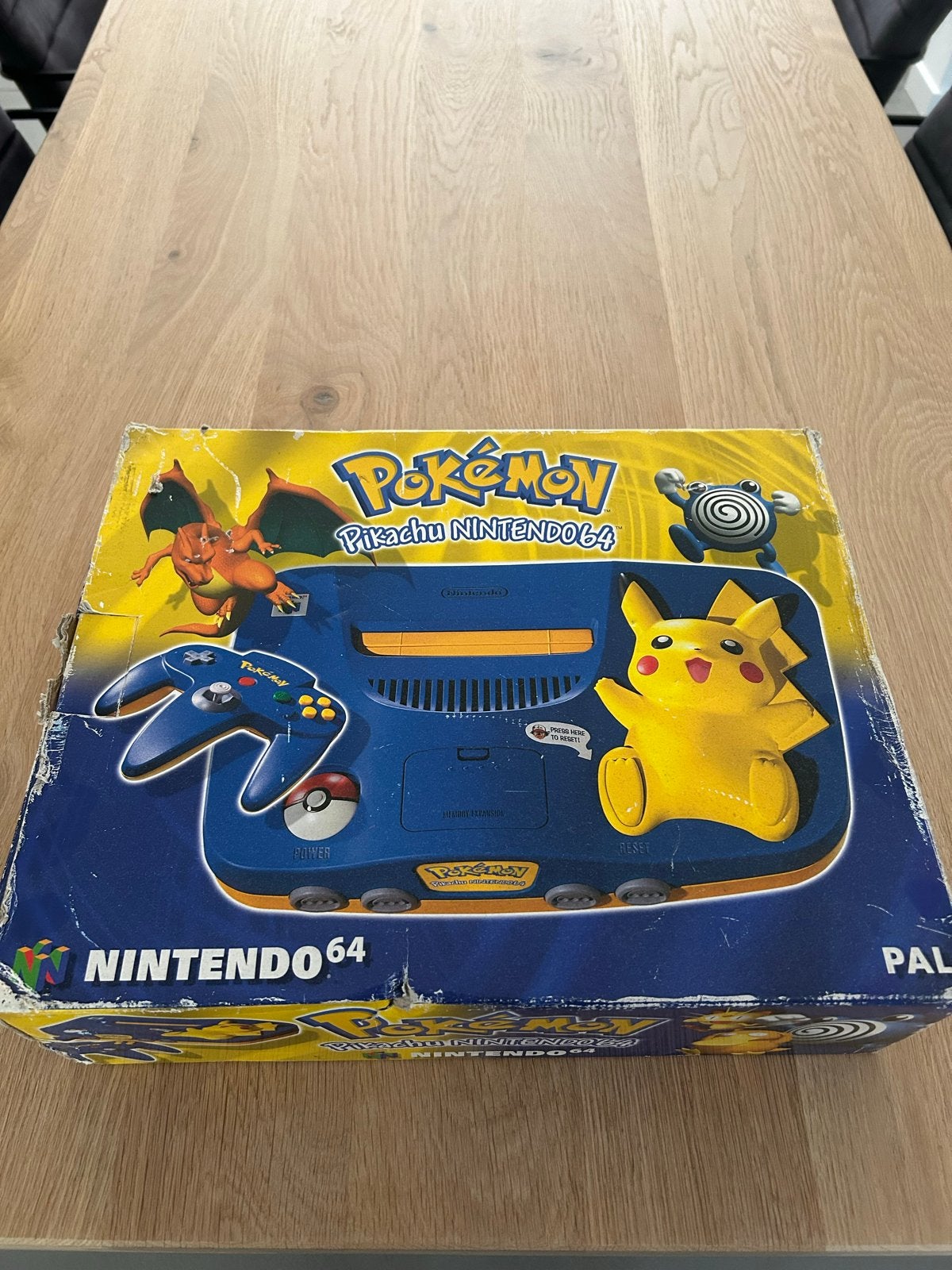 N64 Pikachu Edition met controller en doos, Spelcomputers en Games, Ophalen of Verzenden, Gebruikt, Met 1 controller