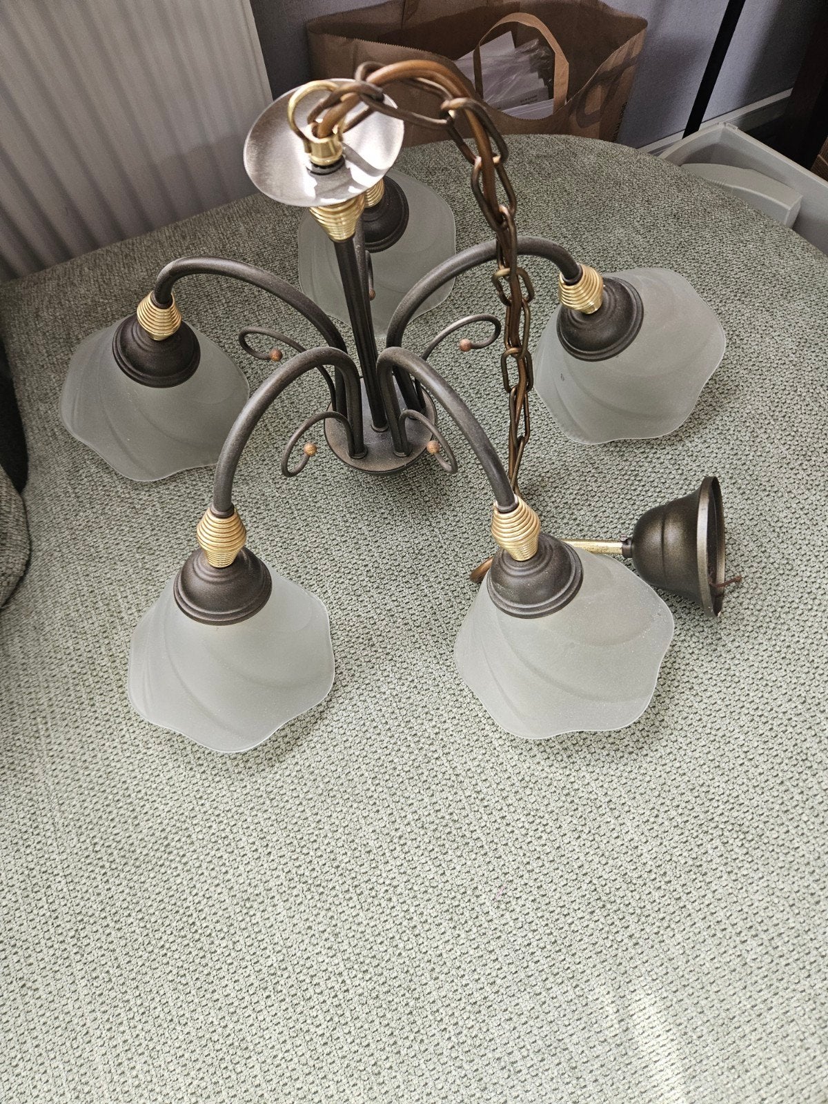 Klassieke hanglamp met 5 glazen kappen, Ophalen, Gebruikt, Klassiek, E14 (klein)