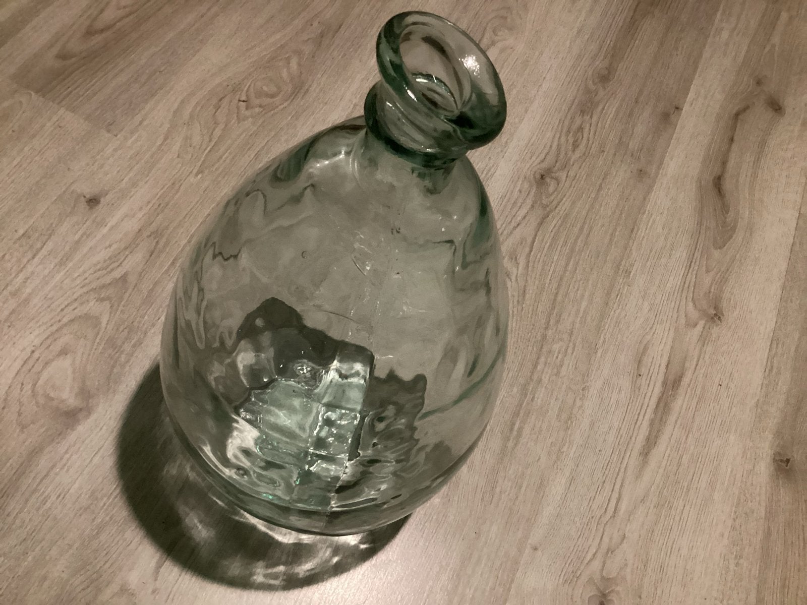 Grote decoratieve flesvaas van gerecycled glas, Huis en Inrichting, Gebruikt, Ophalen of Verzenden, Glas, Groen