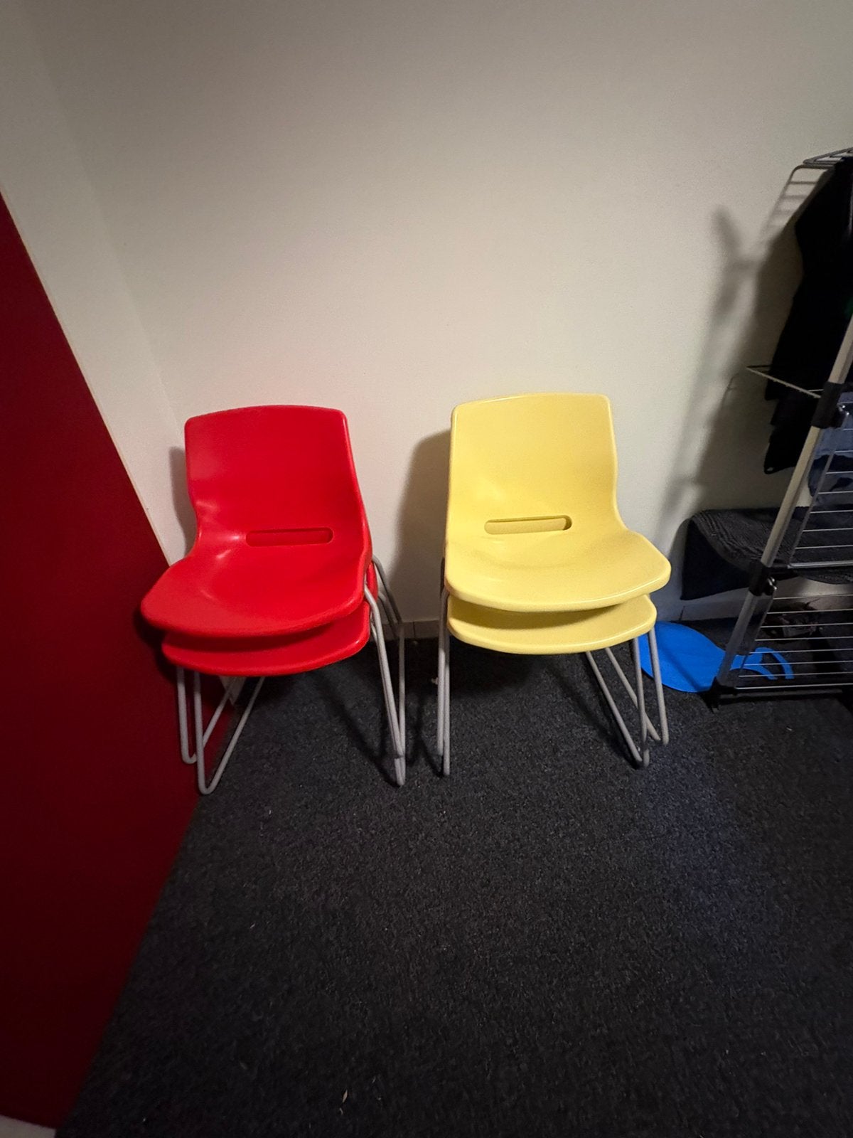 Rood gele plastic tuin stoelen. Ikea Snille. Stapelbaar, Ophalen, Zo goed als nieuw, Plastic, Stapelbaar