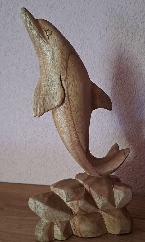 Houten handgesnede dolfijn beeldje op rots, Antiek en Kunst, Houtsnijwerk, Ophalen of Verzenden, 20 - 50 cm, Zeeleven