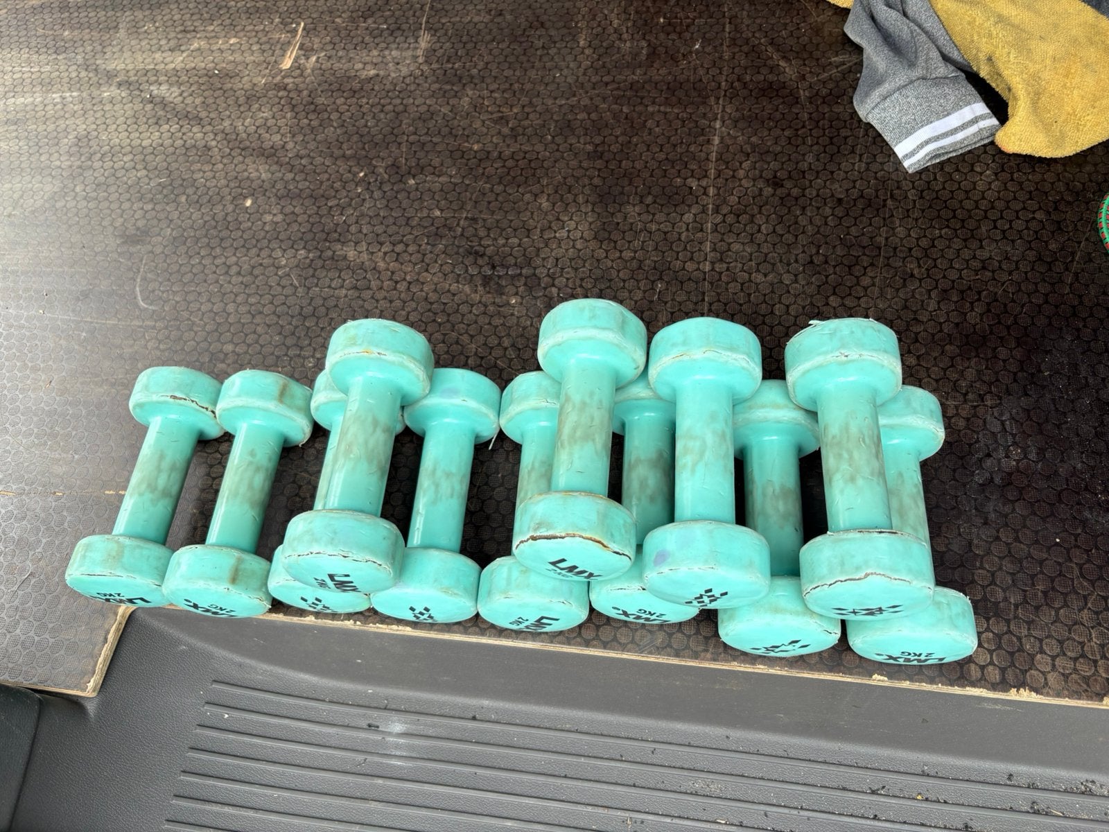 12 x 2 kg rubberen dumbells lmx ( beschadigd, Dumbbell, Gebruikt, Dumbbells, Ophalen of Verzenden