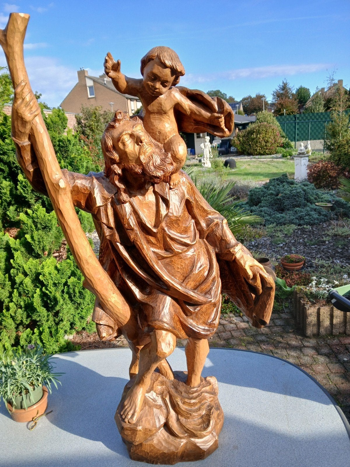 Houten beeld van Sint Christoffel met kind, gesigneerd HC, Ophalen, 1 meter - 2 meter, Beeld, Hout