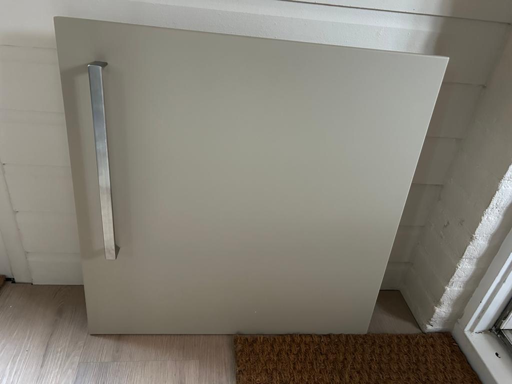 Kastdeur ikea geschilderd in beige kleur, Ophalen, Zo goed als nieuw