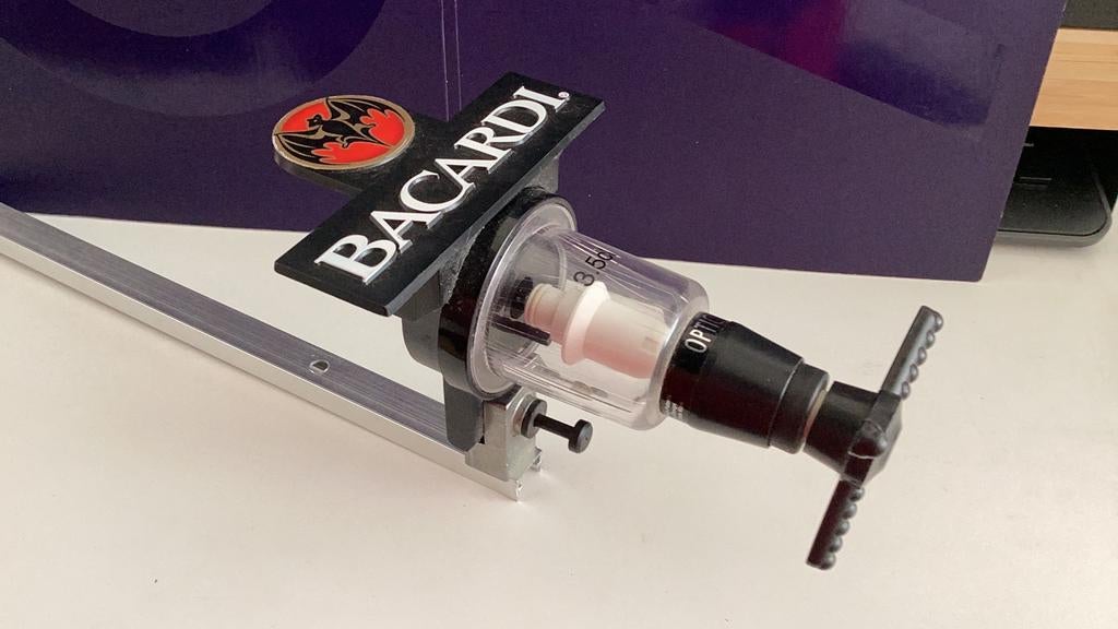 Bacardi non-drip met naamschild, Ophalen of Verzenden, Zo goed als nieuw, Gebruiksvoorwerp