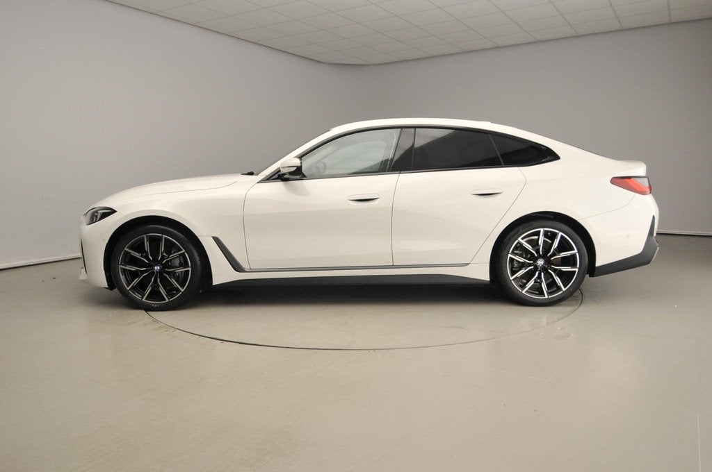 BMW i4 Gran Coupé eDrive35 | LED | Navigatie | Active cruis, Auto's, BMW, Automatische klimaatregeling, Gebruikt, Zwart, Met garantie (alle)