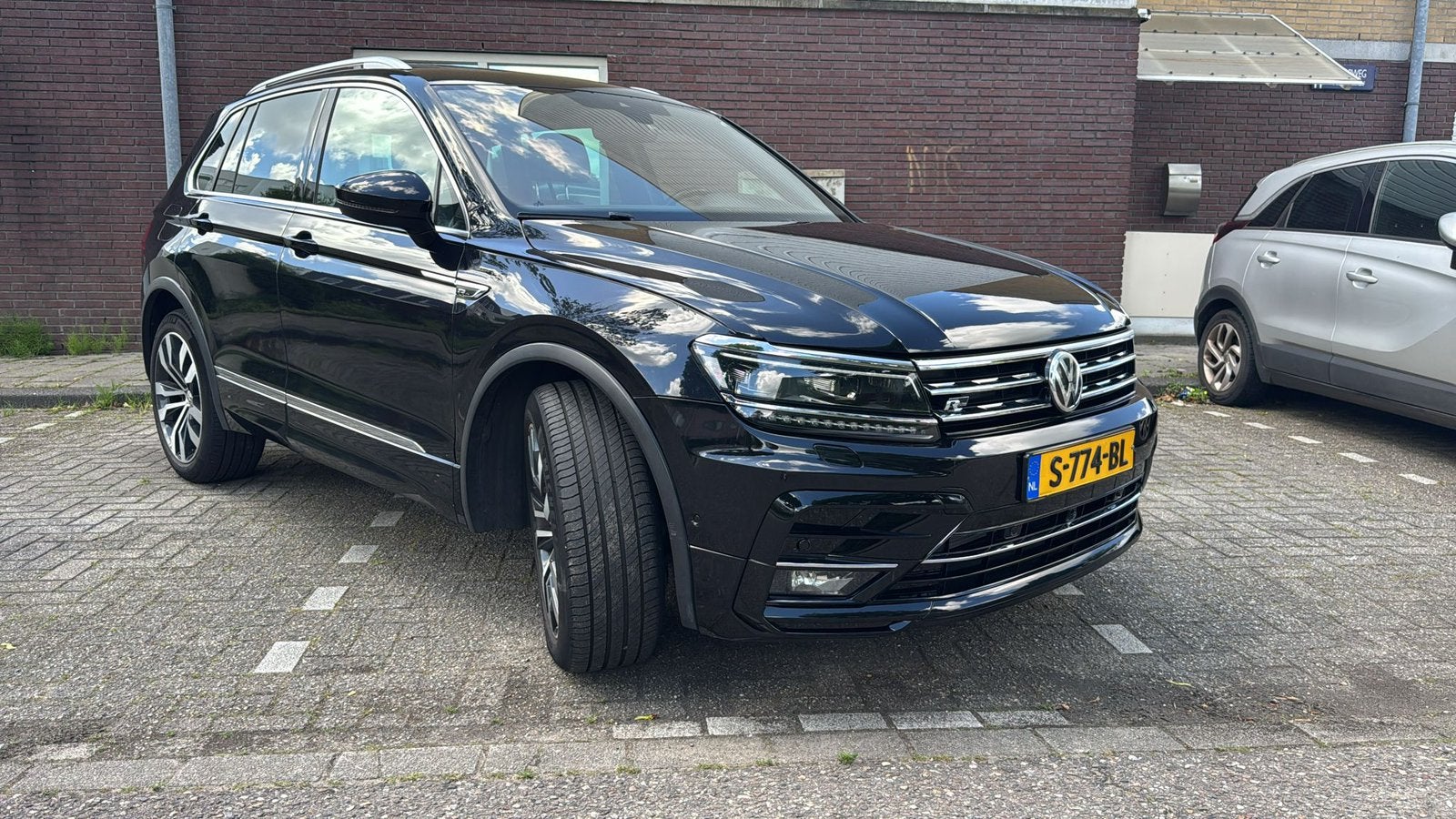 Volkswagen Tiguan 2.0 TDI 240pk 4Motion DSG 2017 Zwart, Automaat, 2500 kg, Zwart, Bedrijf