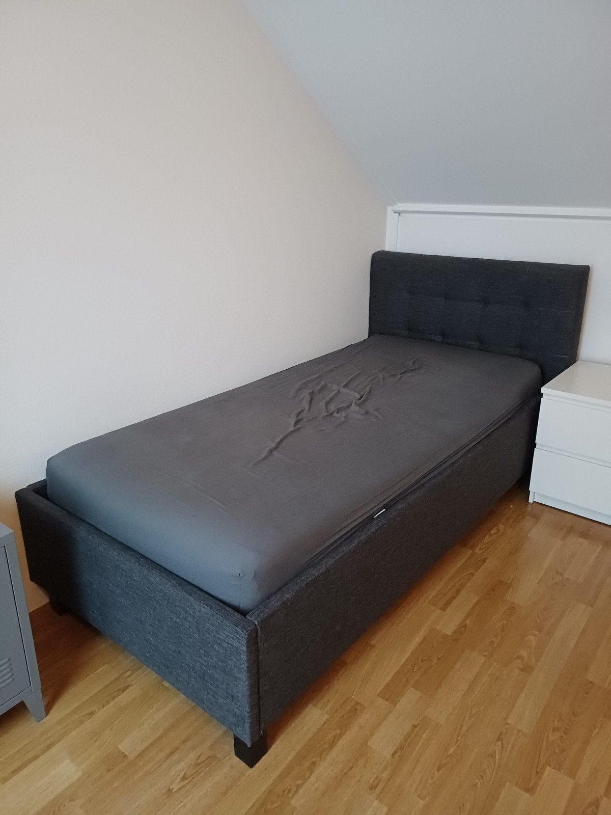 Eenpersoonsbed met gestoffeerd hoofdeinde en lattenbodem, Huis en Inrichting, Slaapkamer | Bedden, Ophalen, 90 cm, Eenpersoons