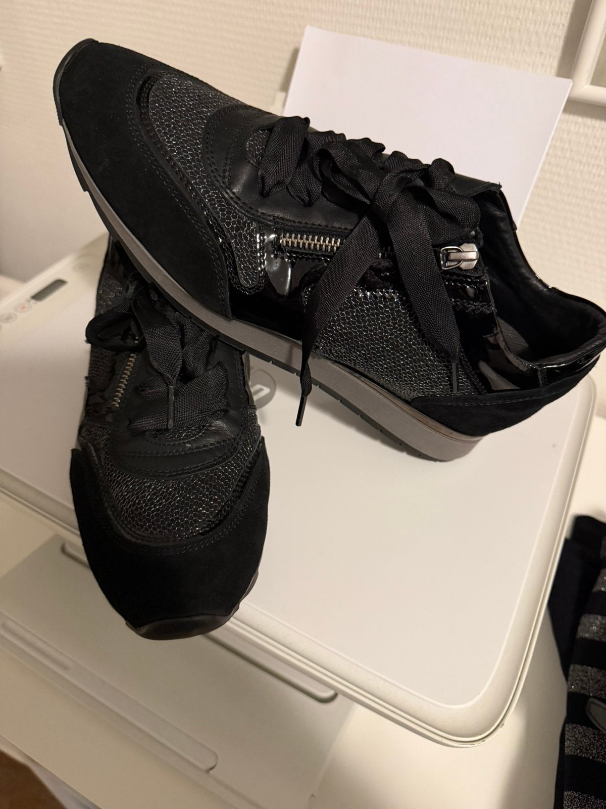 DL Sport sneakers maat 41 zwart suede  lak zgan, Ophalen of Verzenden, Zo goed als nieuw, Zwart, Sneakers of Gympen