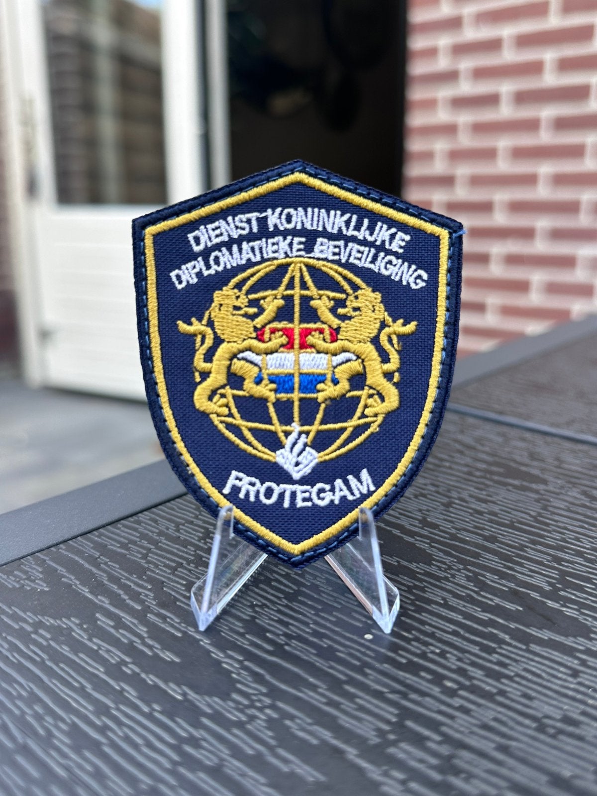DKDB Protegam Patch Koninklijke Beveiliging, Verzamelen, Ophalen of Verzenden, Overige soorten, Nederland, Embleem of Badge