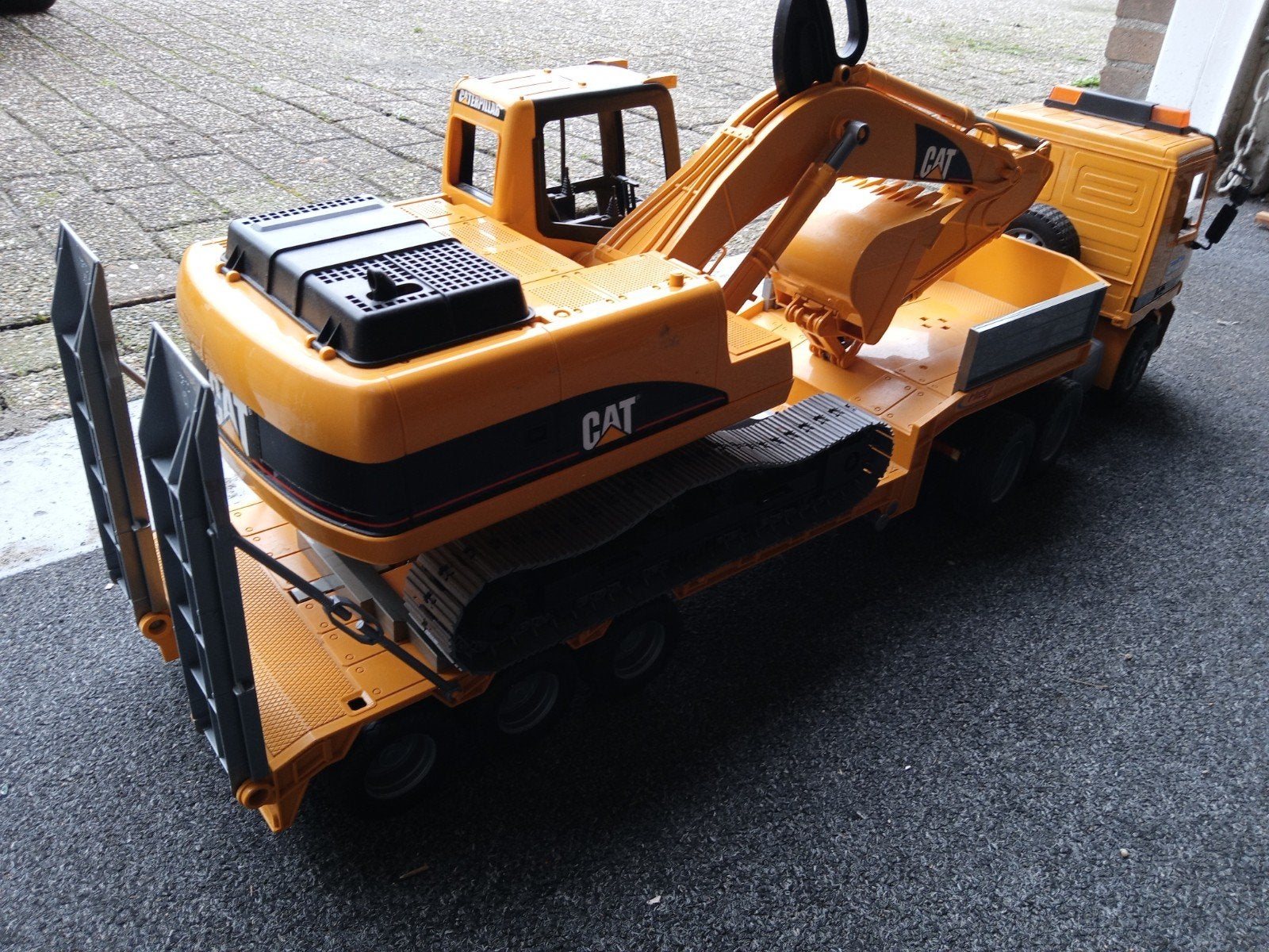 Bruder Mercedes Actros met dieplader en CAT graafmachine, Ophalen, Zo goed als nieuw, Schaal 1:16, Auto onroad
