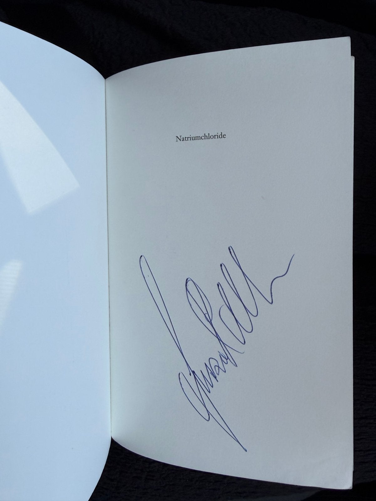 Gesigneerd boek: Natriumchloride - Jussi Adler-Olsen, Boeken, Thrillers, Ophalen, Zo goed als nieuw, Scandinavië