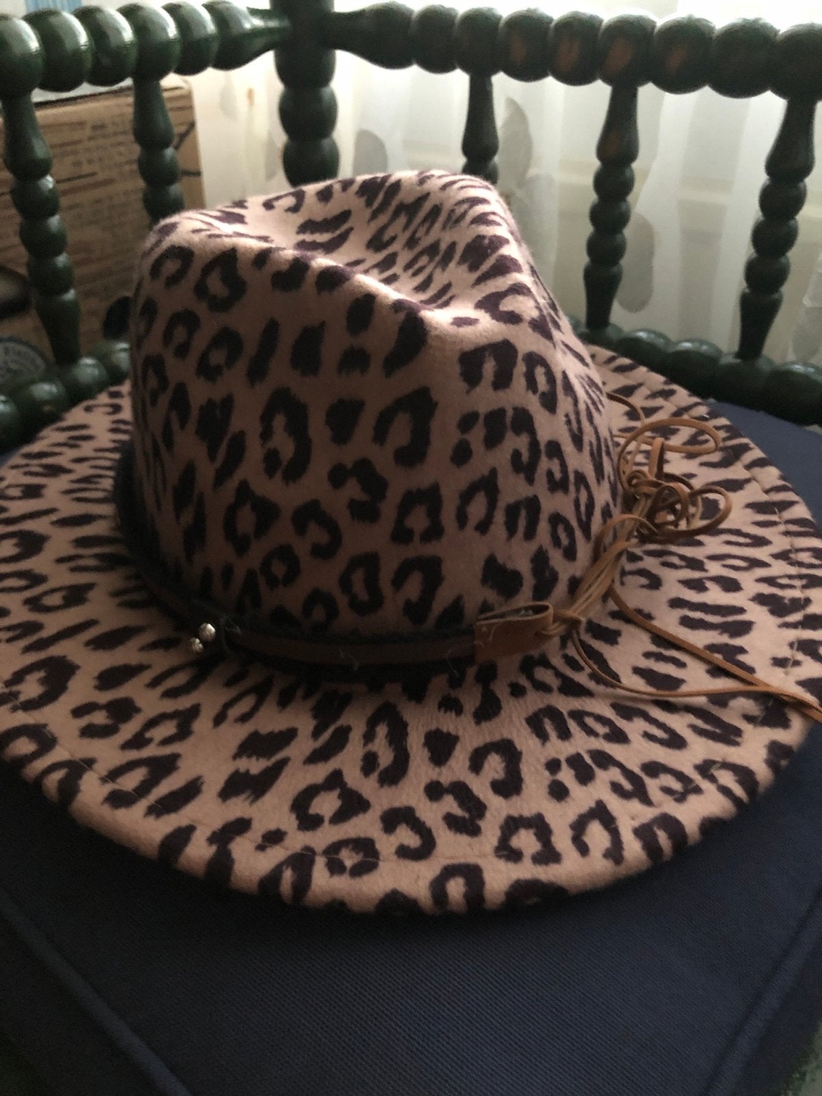 Dameshoed met luipaardprint, maat 57, Kleding | Dames, Hoeden en Petten, Ophalen of Verzenden, Zo goed als nieuw, Hoed