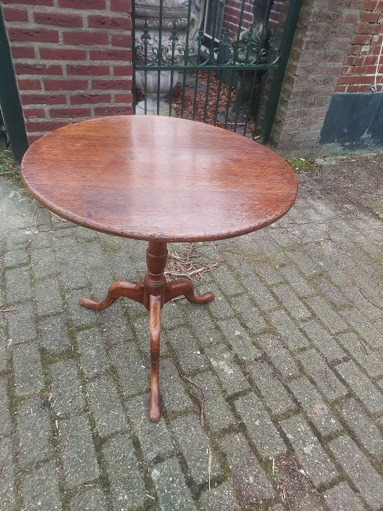 Victoriaanse eiken tiltoptafel op driespant., Ophalen