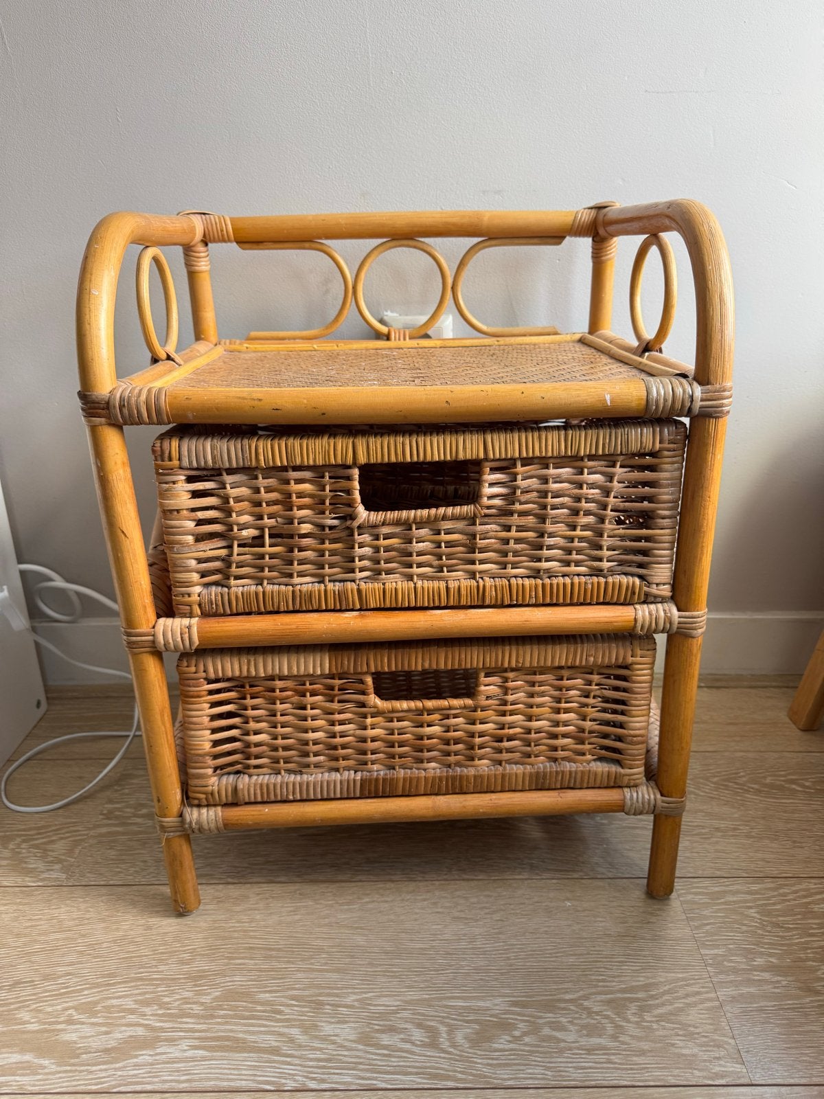Rotan nachtkastje met 2 lades, Huis en Inrichting, Kasten | Ladekasten, Ophalen, Minder dan 50 cm, Gebruikt, 1 of 2 laden