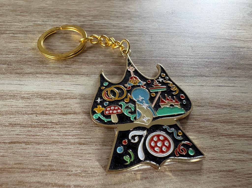 Efteling sleutelhanger 70-jarig jubileum, Verzamelen, Efteling, Ophalen of Verzenden, Nieuw, Button of Speldje