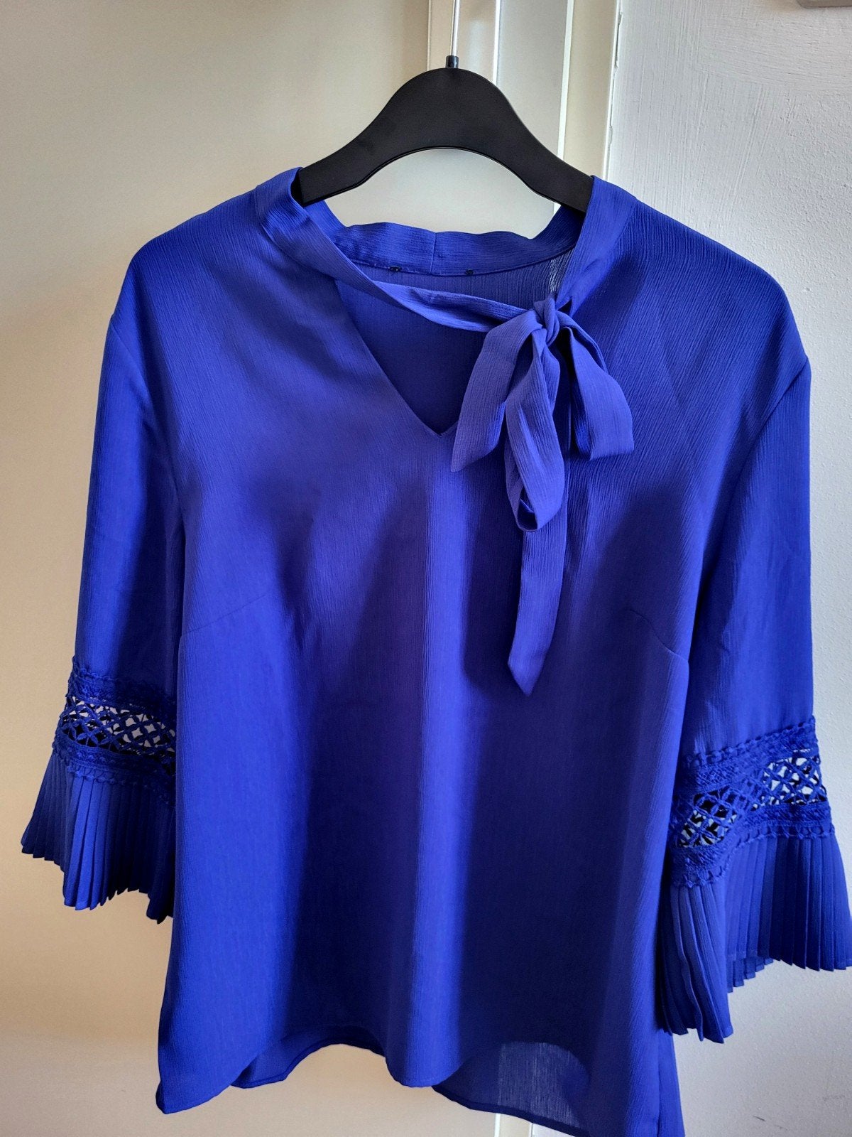 Koningsblauwe Damesblouse met Strik en Kanten Mouwen, Kleding | Dames, Blouses en Tunieken, Ophalen of Verzenden, Zo goed als nieuw