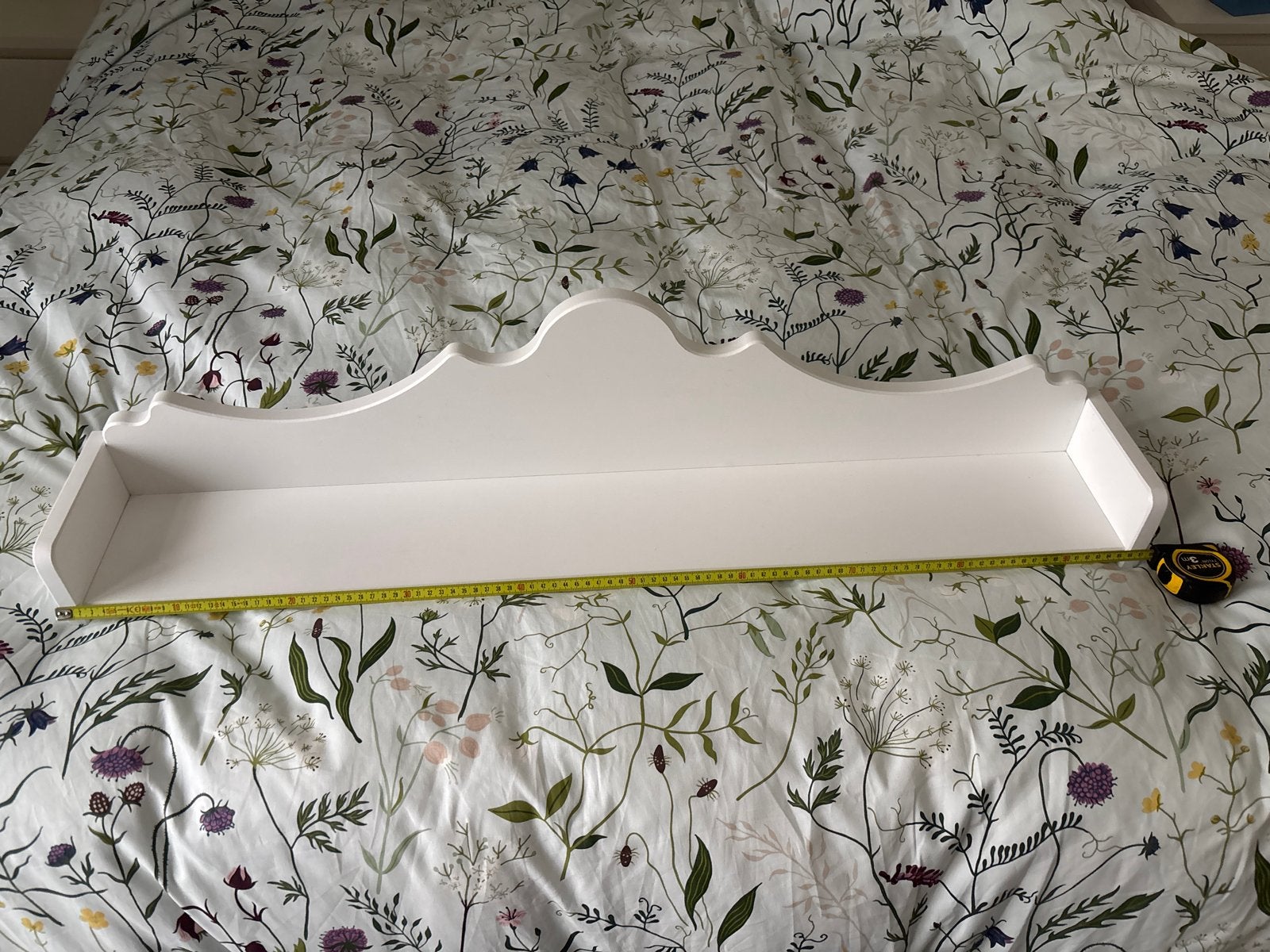 Witte wandplank met sierlijke rand - Bopita, Ophalen, Gebruikt
