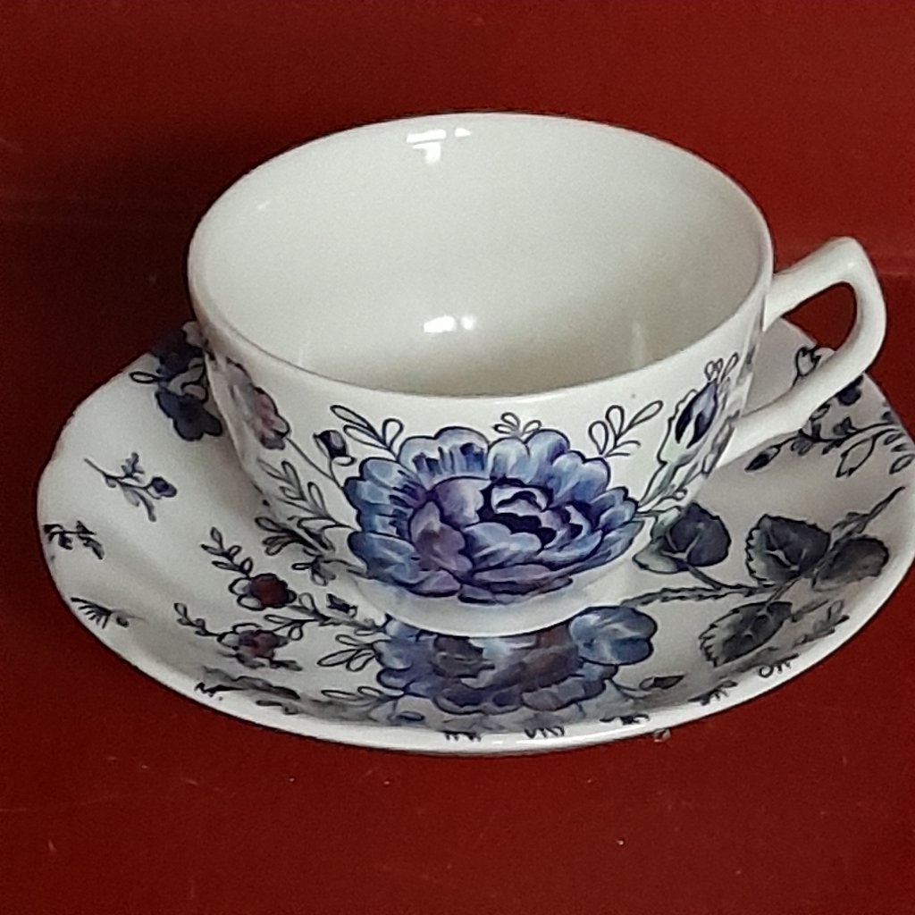 Kop-en-schotel. Johnson Brothers. Rose Chintz Blue, Gebruikt, Ophalen of Verzenden, Overige stijlen, Kop(pen) en/of Schotel(s)