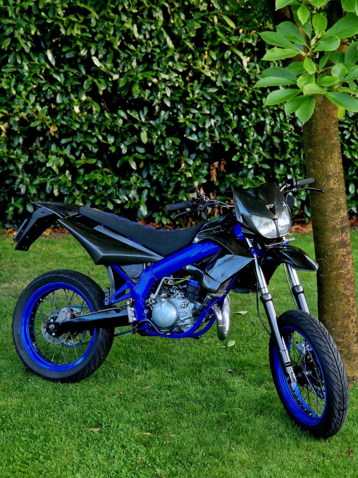 derbi senda schakelbrommer, Fietsen en Brommers, Brommers | Derbi, Ophalen, 6 versnellingen, Maximaal 45 km/u, Zo goed als nieuw