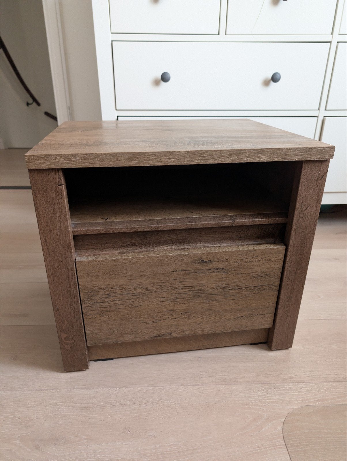 JYSK nachtkastje met lade - in nieuwstaat, Huis en Inrichting, Ophalen, Minder dan 45 cm, Zo goed als nieuw, Minder dan 55 cm