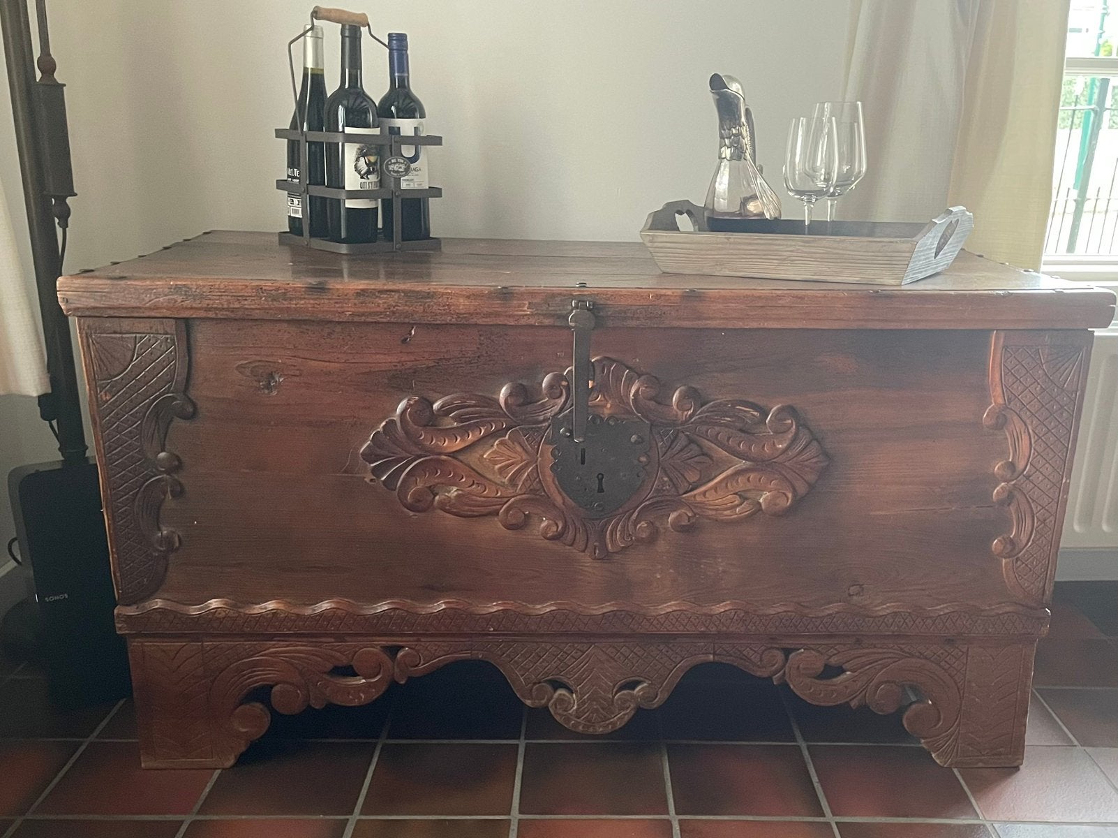 Antieke houten Spaanse dekenkist met prachtig houtsnijwerk, Ophalen, 50 – 75, Gebruikt, 100 tot 150 cm