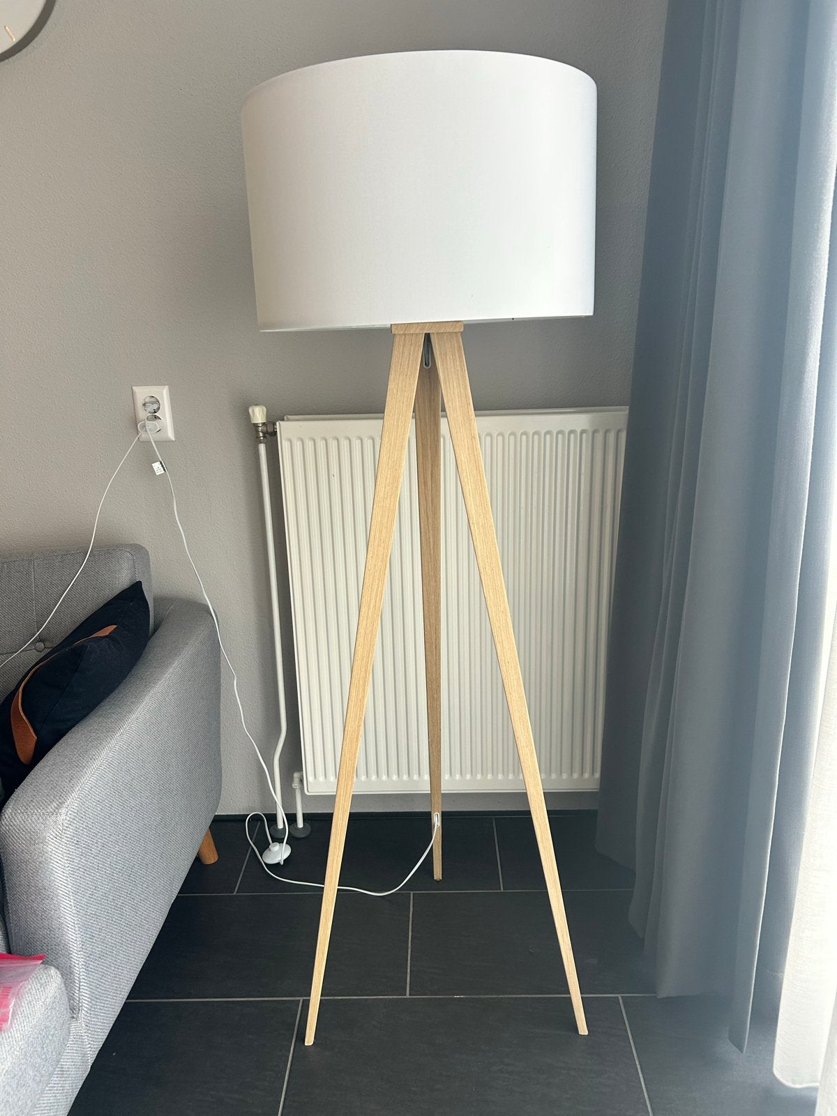 Zuiver Witte Staande Lamp met Houten Statief, Huis en Inrichting, Lampen | Vloerlampen, Ophalen, E27 (groot), Zo goed als nieuw