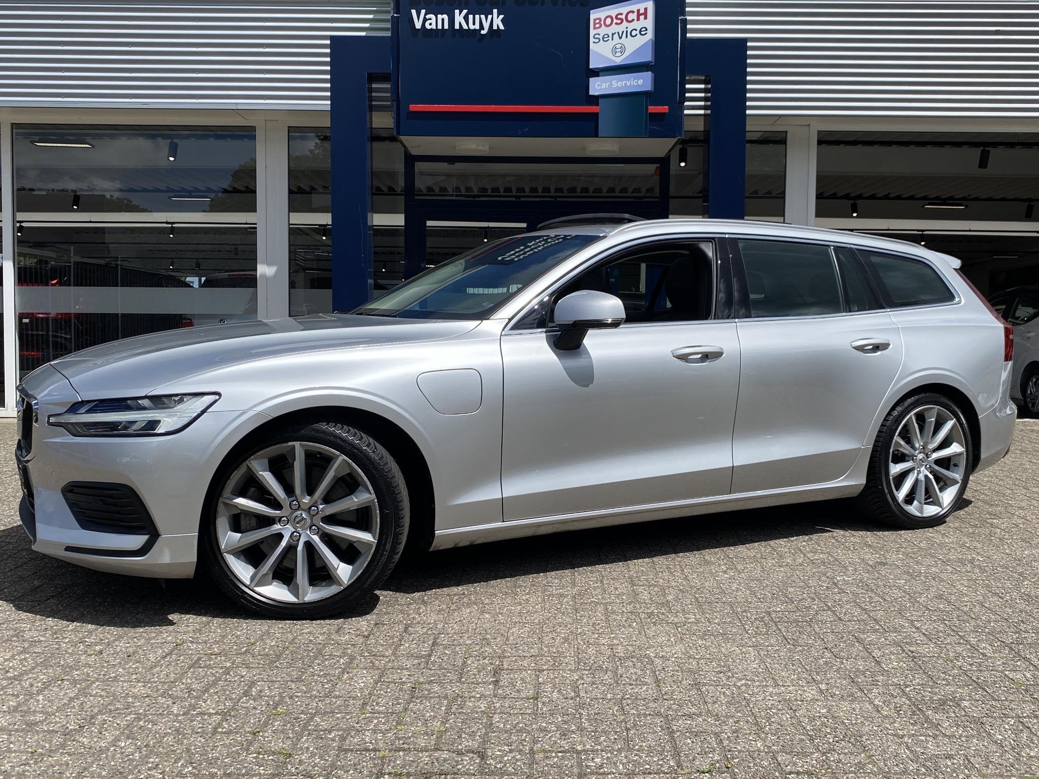Volvo V60 2.0 T6 Twin Engine AWD Momentum Pro / Luxury Line, Auto's, Dealer onderhouden, Gebruikt, Euro 6, 4 cilinders